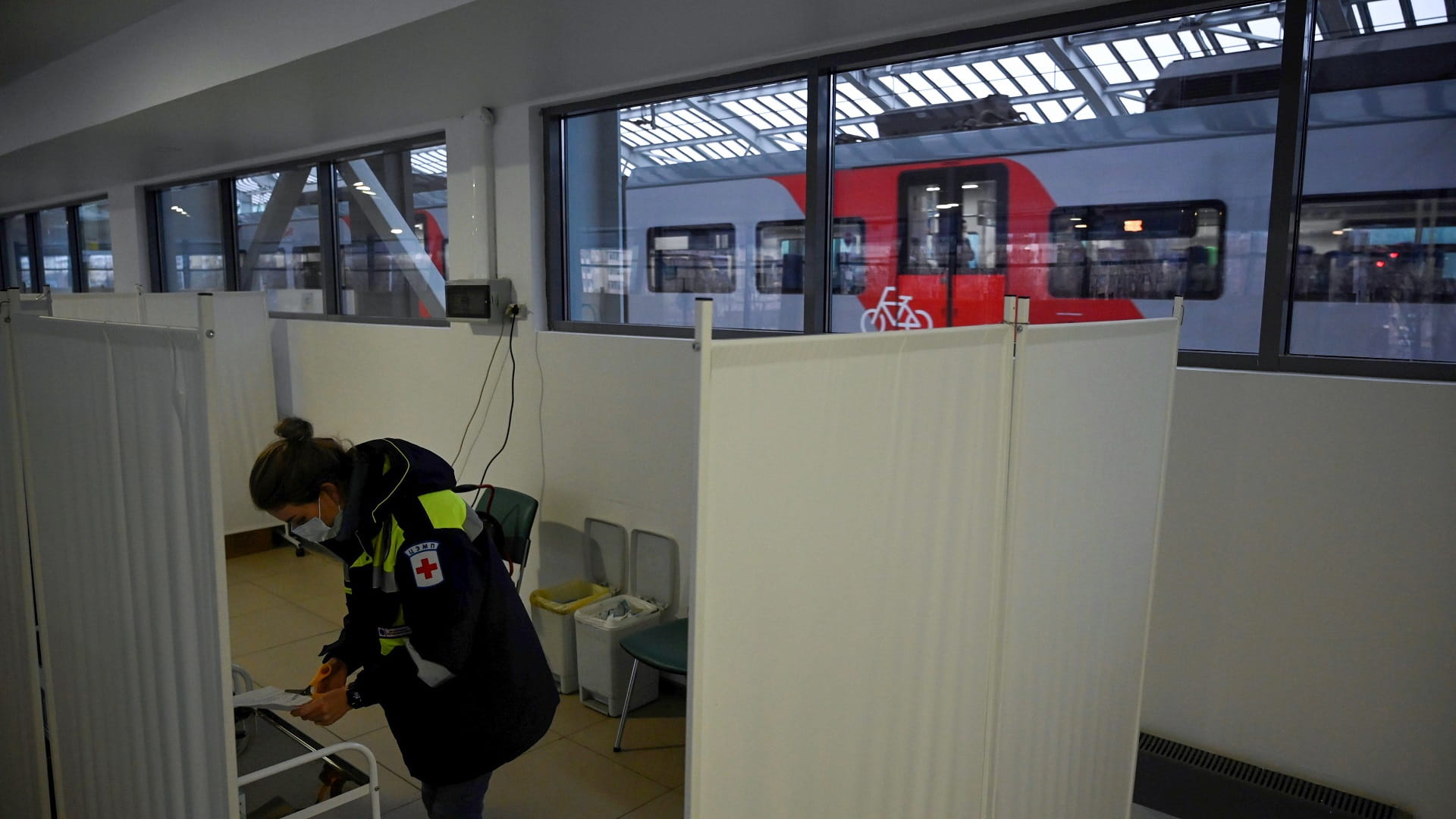 Image for the title: Russia suffers 33,346 new COVID-19 infections, 1,239 deaths 