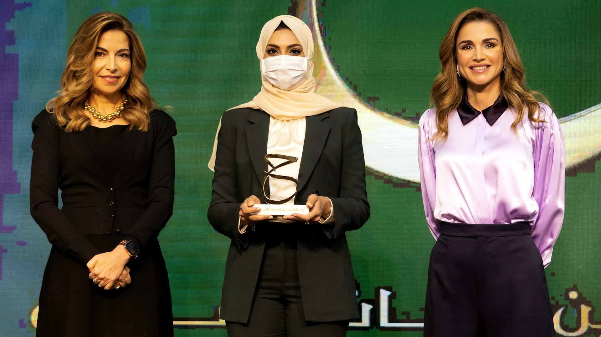 صورة بعنوان: باحثة في جامعة الشارقة تفوز بجائزة الحسين لأبحاث السرطان بالأردن 