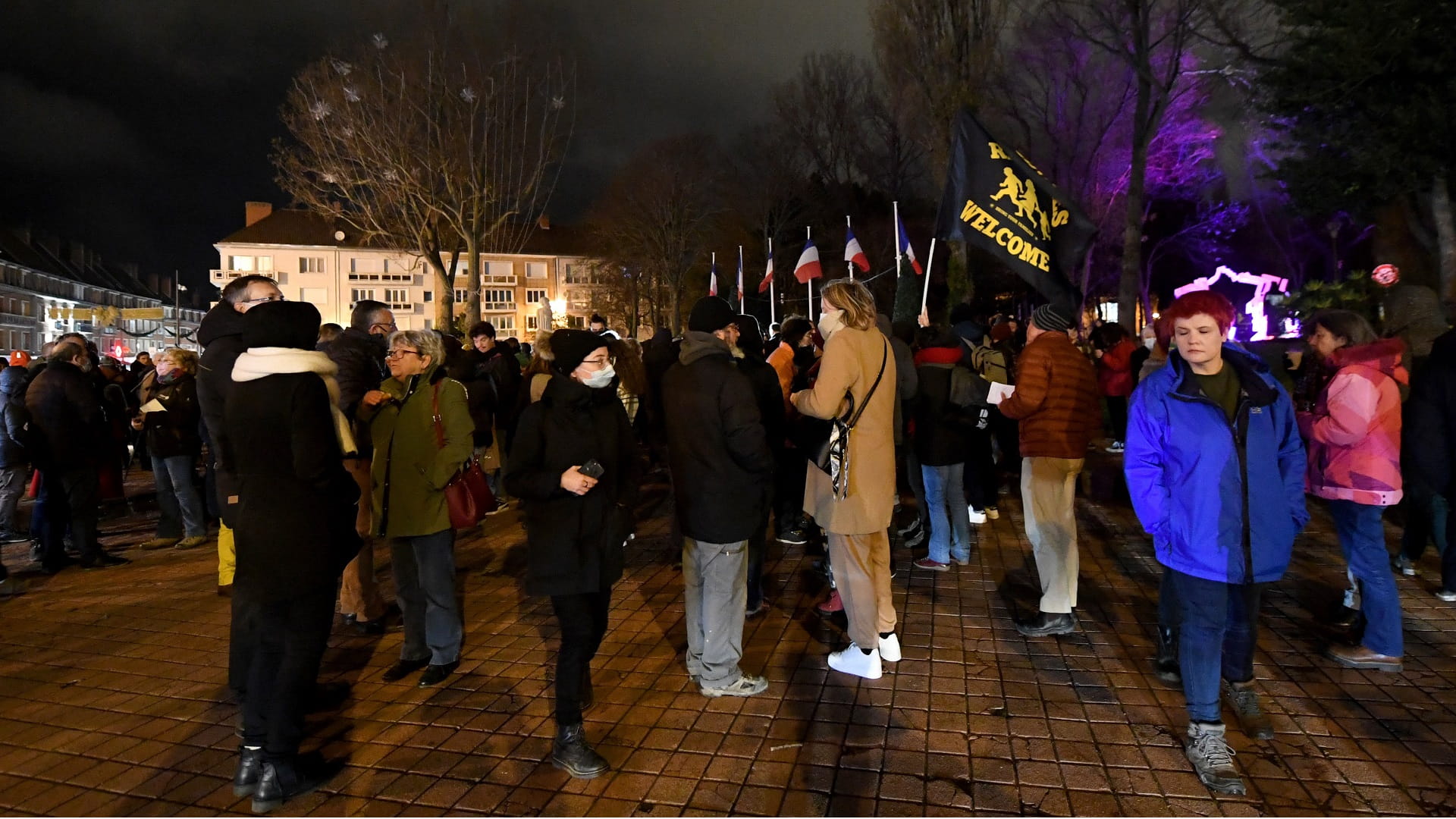 Image for the title: UK seeks 'urgent' migrant talks with Europe after French snub 