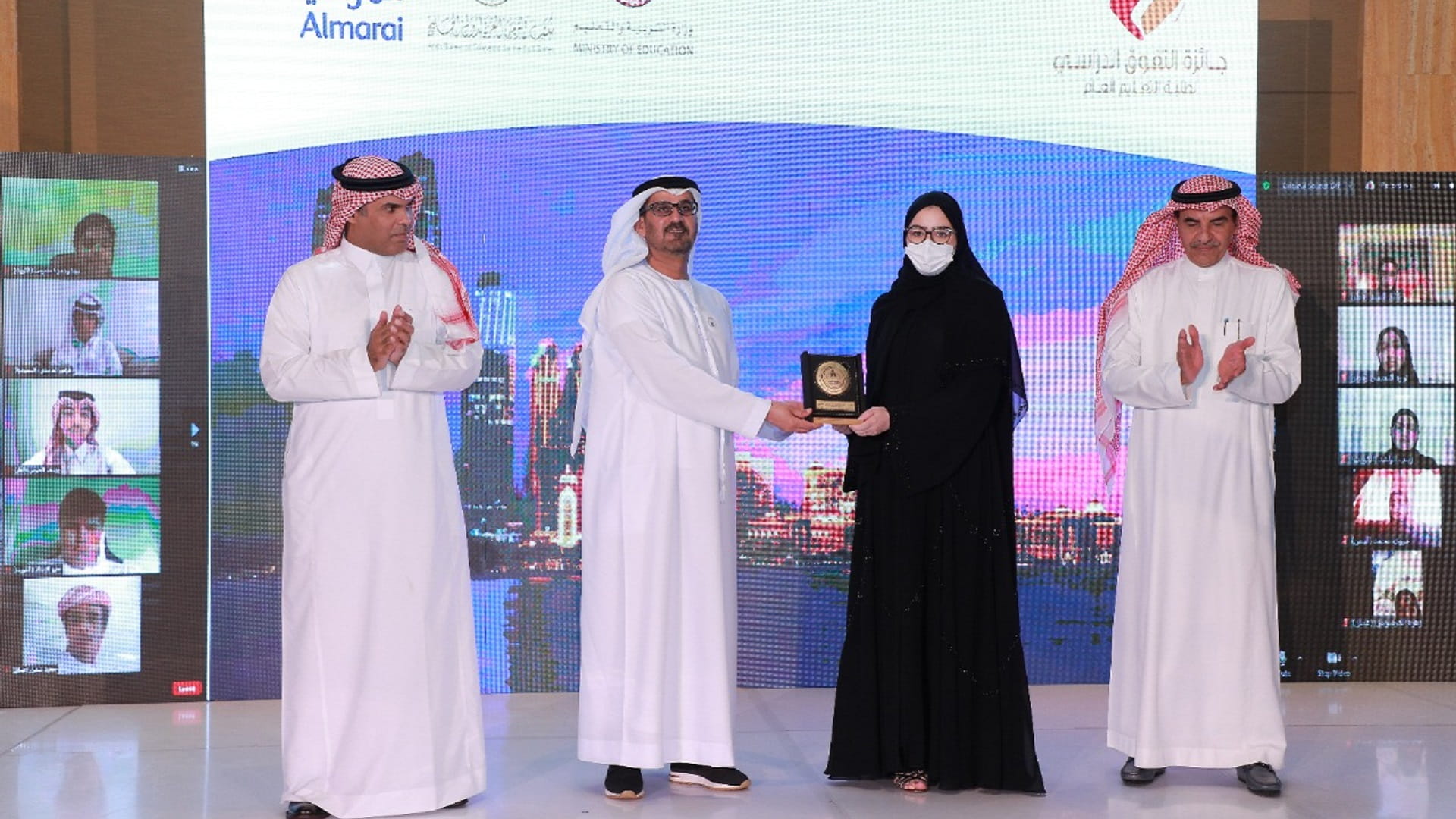 صورة بعنوان: "مكتب التربية العربي" يحتفي بالفائزين في جائزة التفوق الدراسي  