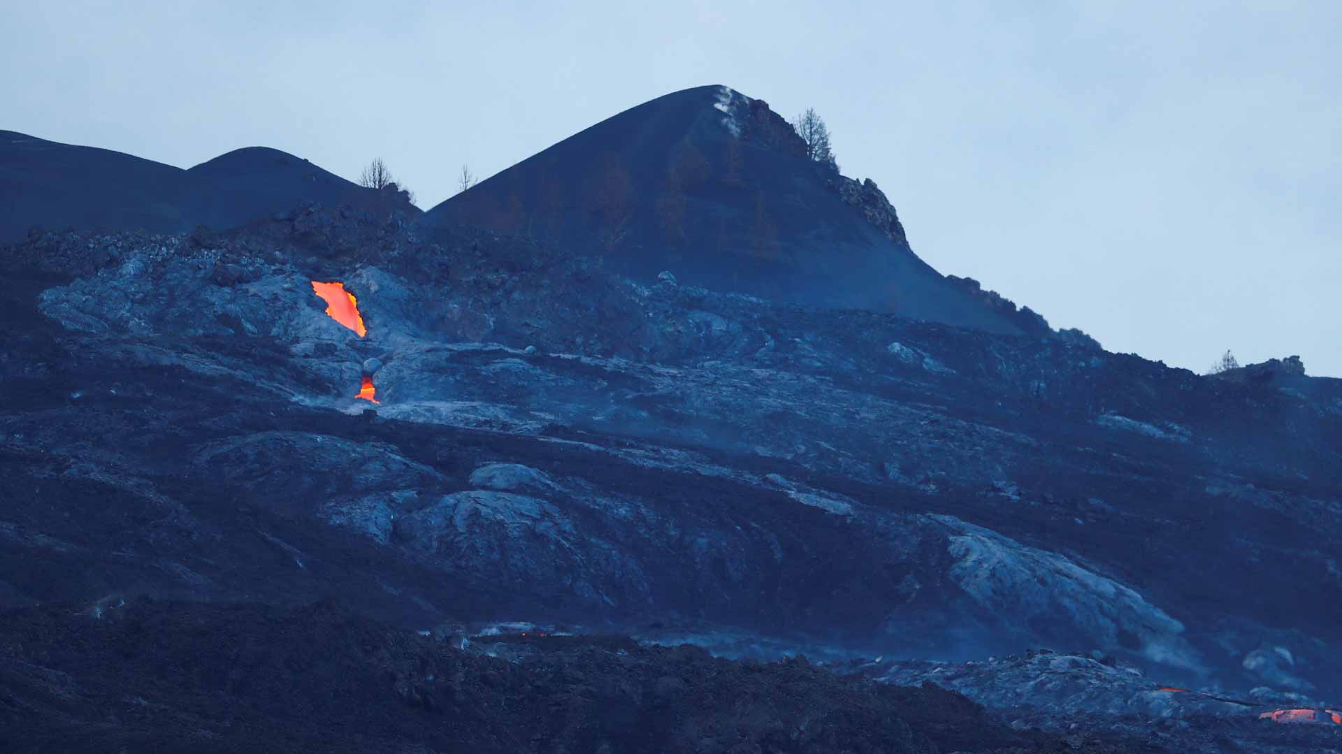Image for the title: La Palma volcano spews lava and gas with no sign of abating 