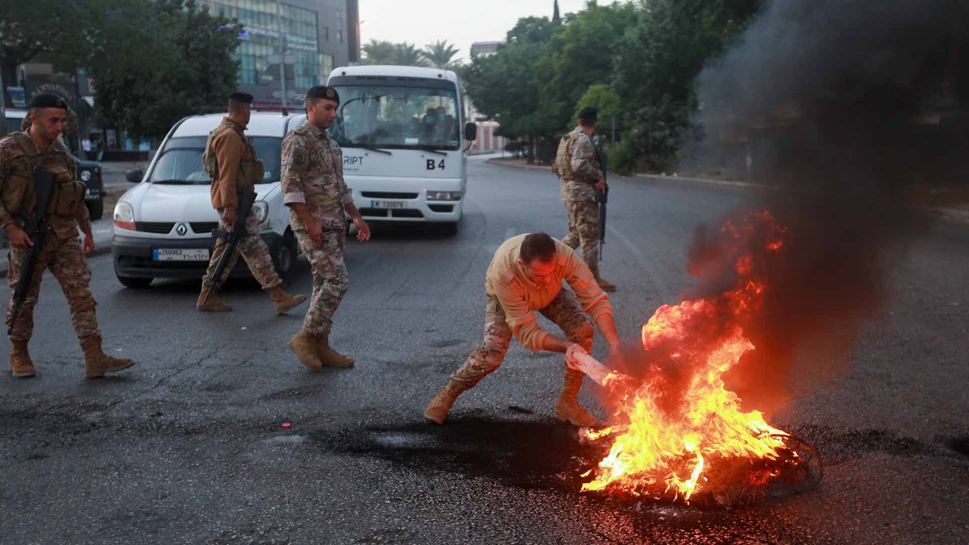 صورة بعنوان: محتجون في لبنان يغلقون الطرق بسبب الانهيار الاقتصادي 