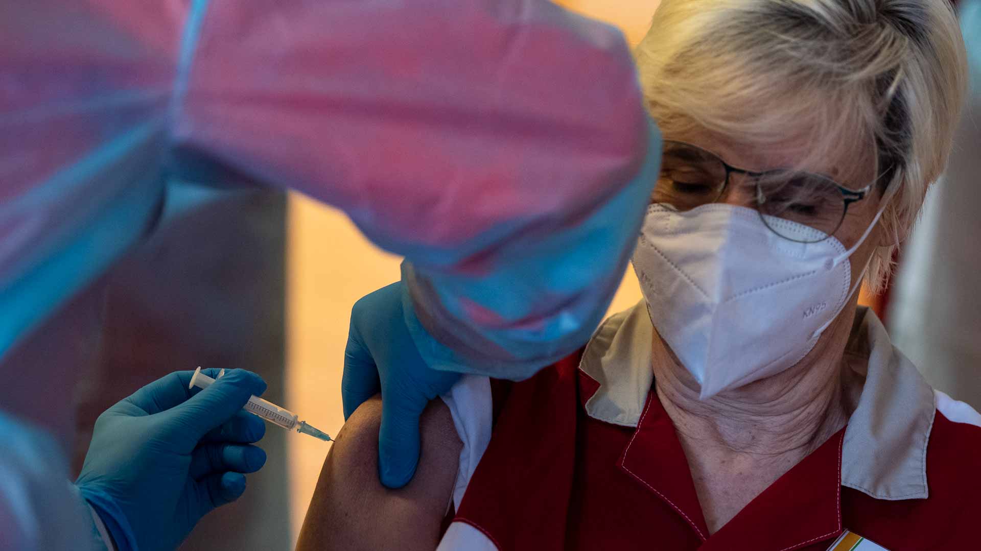 Image for the title: Rise in German COVID-19 infections flattens 