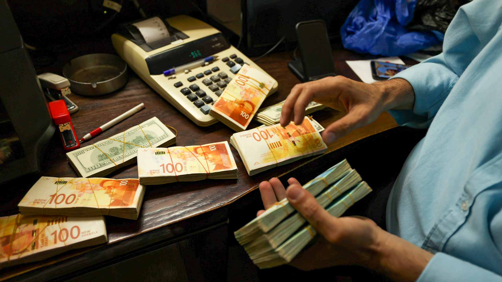 Image for the title: Currencies stabilise as worst Omicron fears recede 