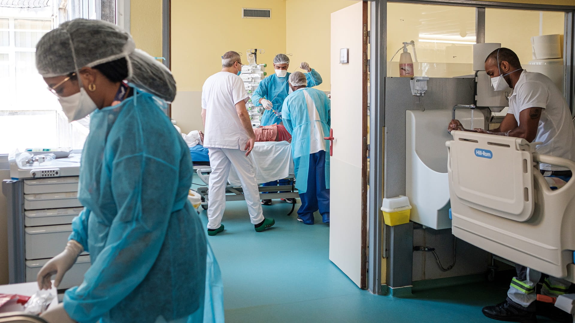 Image for the title: France lists biggest jump in COVID hospital patients since spring 