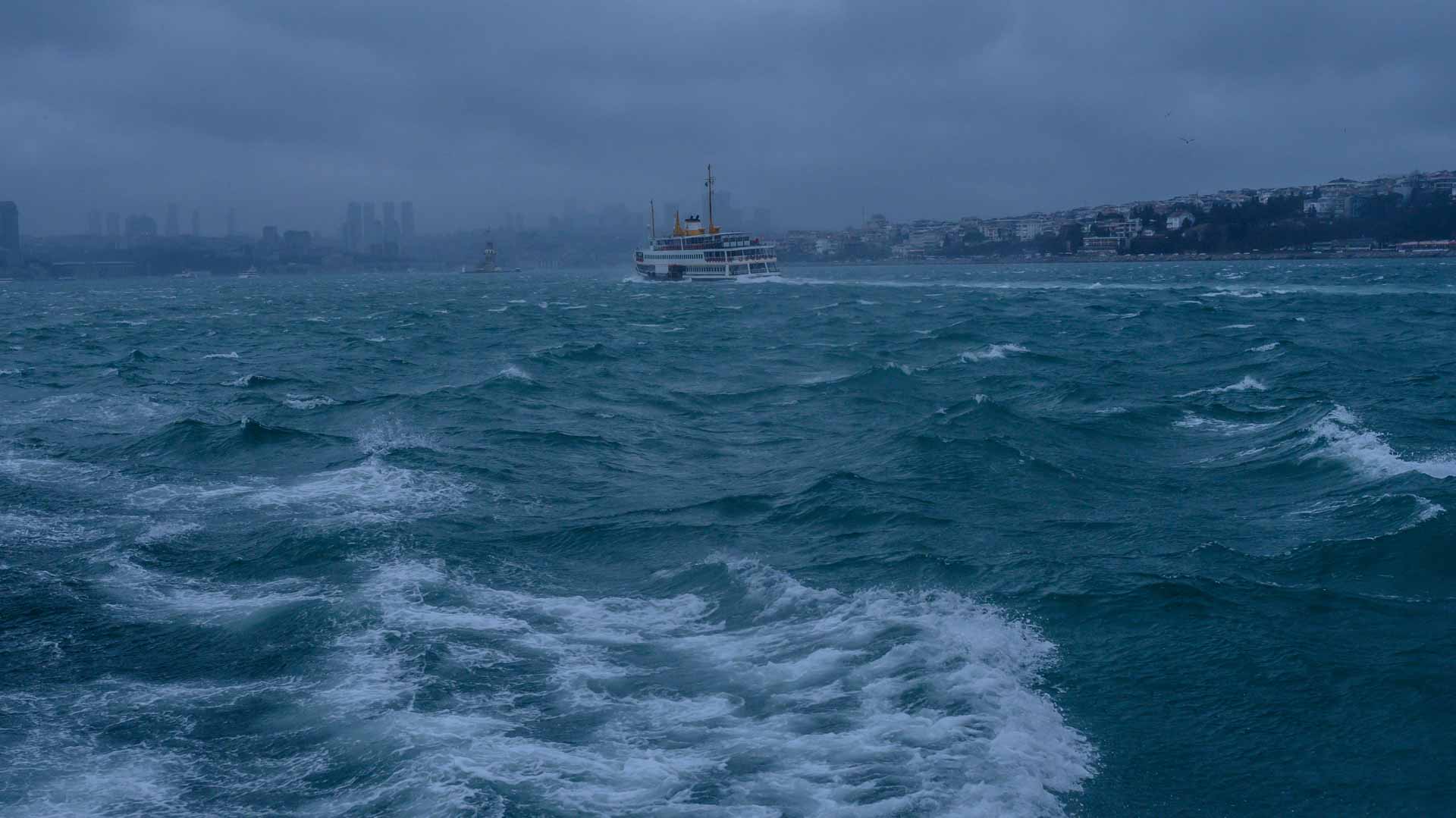 Image for the title: Wild winds in Turkey kill four, close Bosphorus strait 