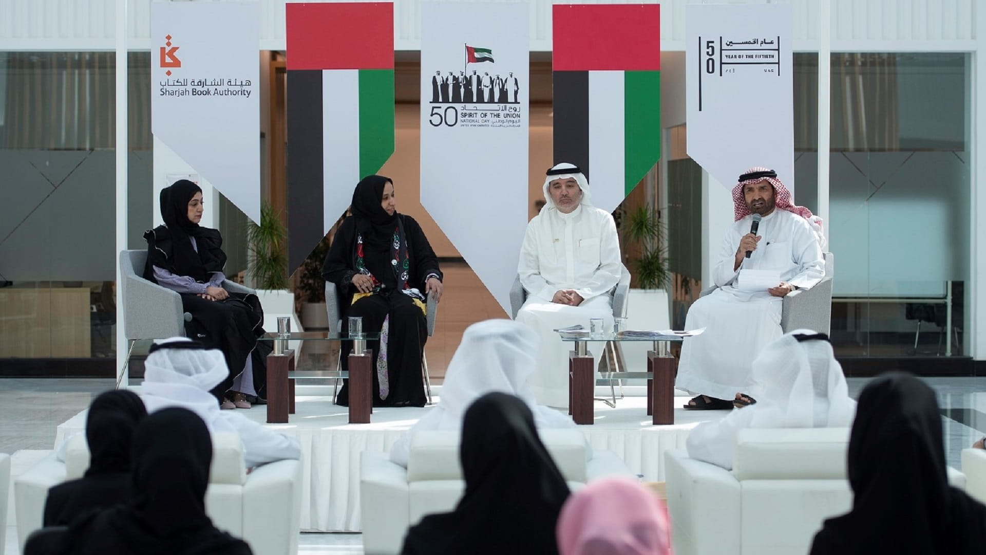 صورة بعنوان: "الشارقة للكتاب" تجمع الجمهور بجلسة شعرية في حب الإمارات 