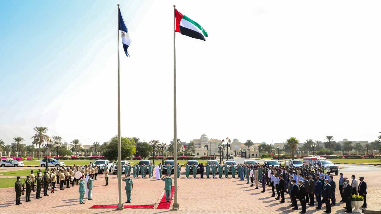 صورة بعنوان: شرطة الشارقة تقف دقيقة صمت على أرواح الشهداء 