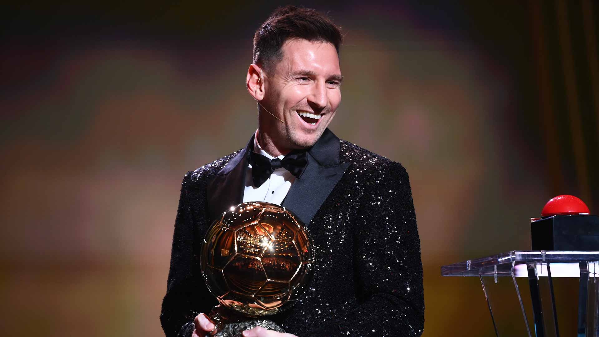 صورة بعنوان: الأرجنتيني ميسي يتوج بجائزة الكرة الذهبية لأفضل لاعب في العالم 