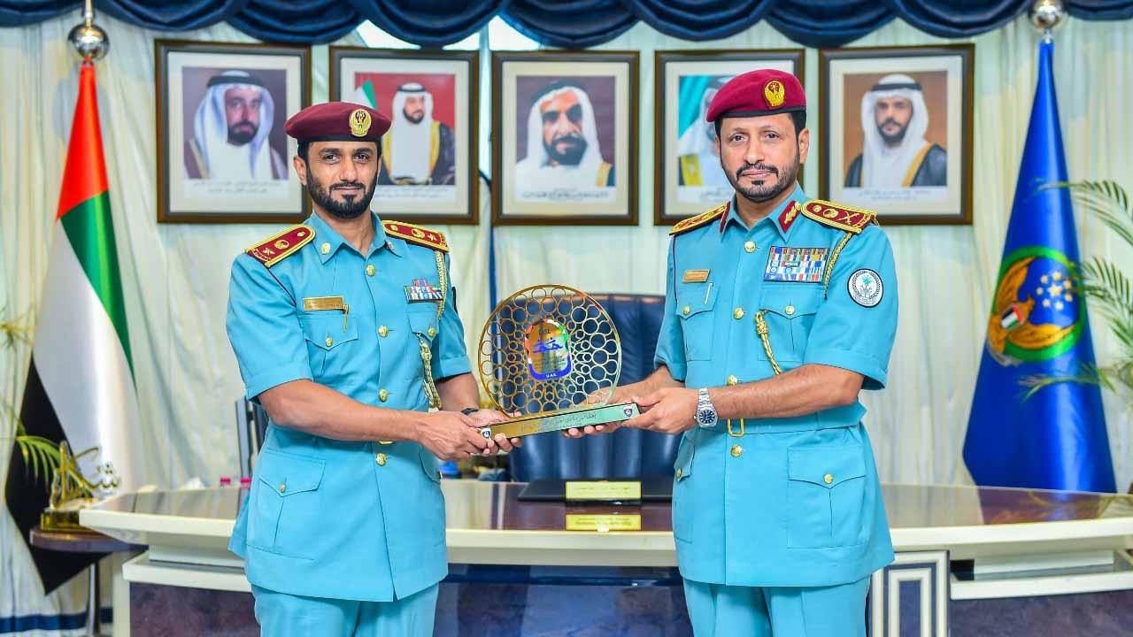 صورة بعنوان: قائد عام شرطة الشارقة يتسلم درعاً تذكارياً من نادي الحمرية  
