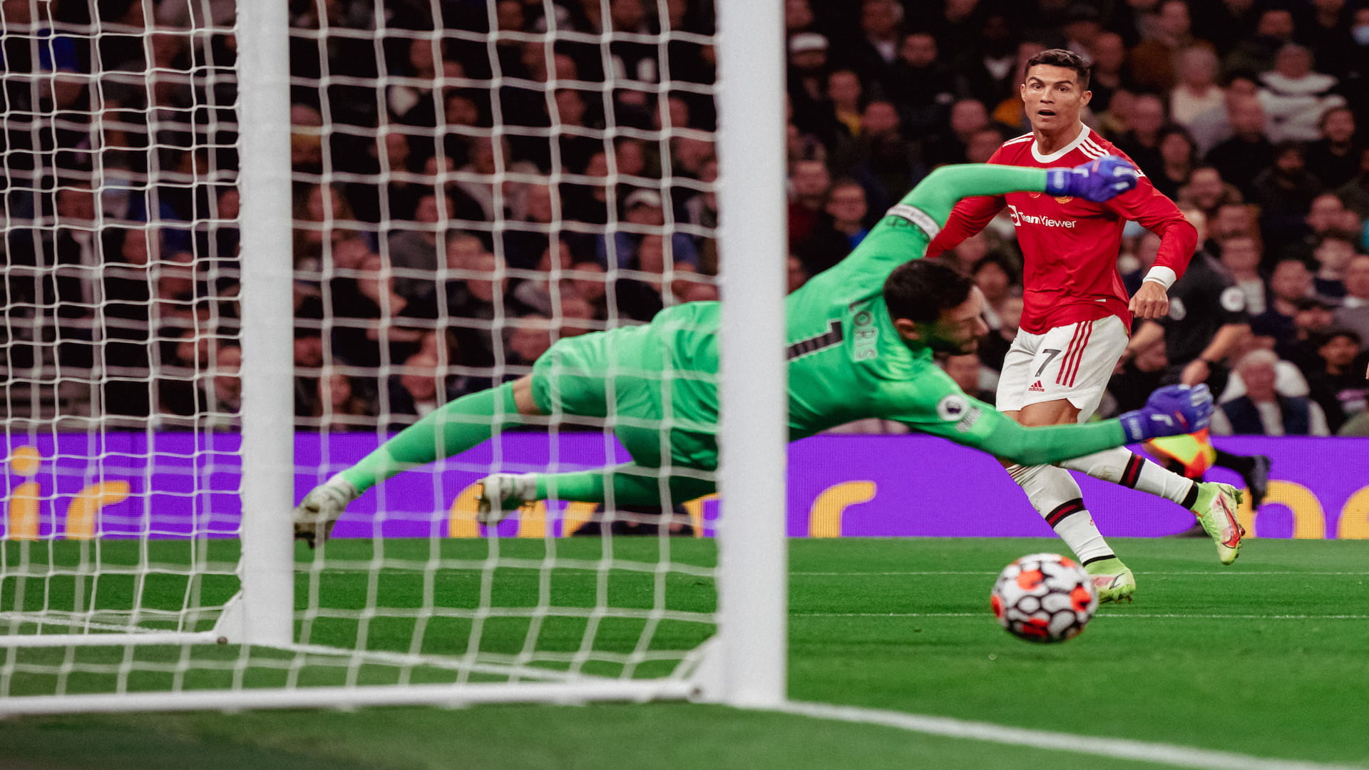 صورة بعنوان: مانشستر يونايتد يسحق توتنهام بثلاثية في الدوري الإنجليزي 