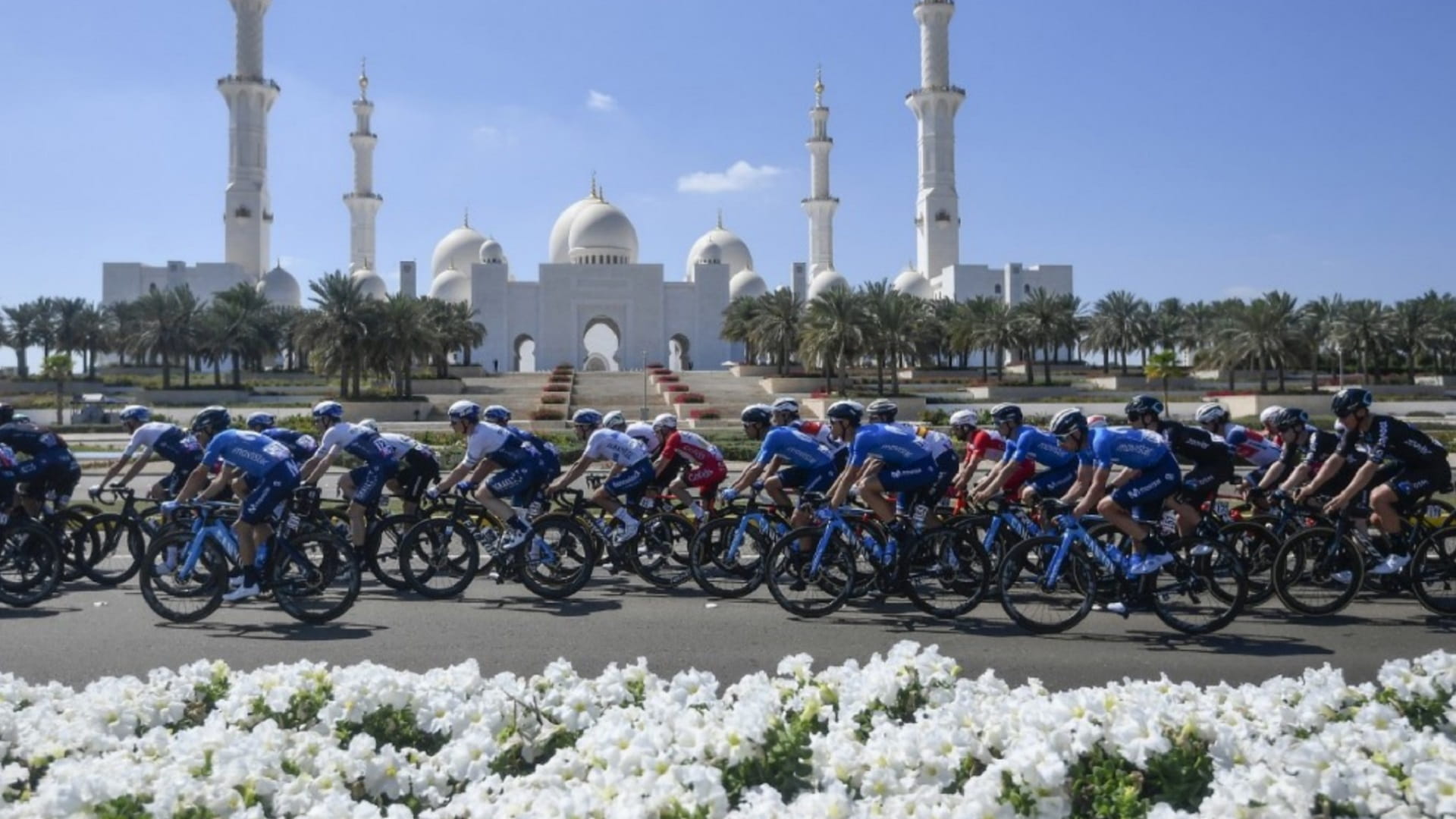 صورة بعنوان: طواف الإمارات يدشن سباقات الاتحاد الدولي للدراجات فبراير المقبل 