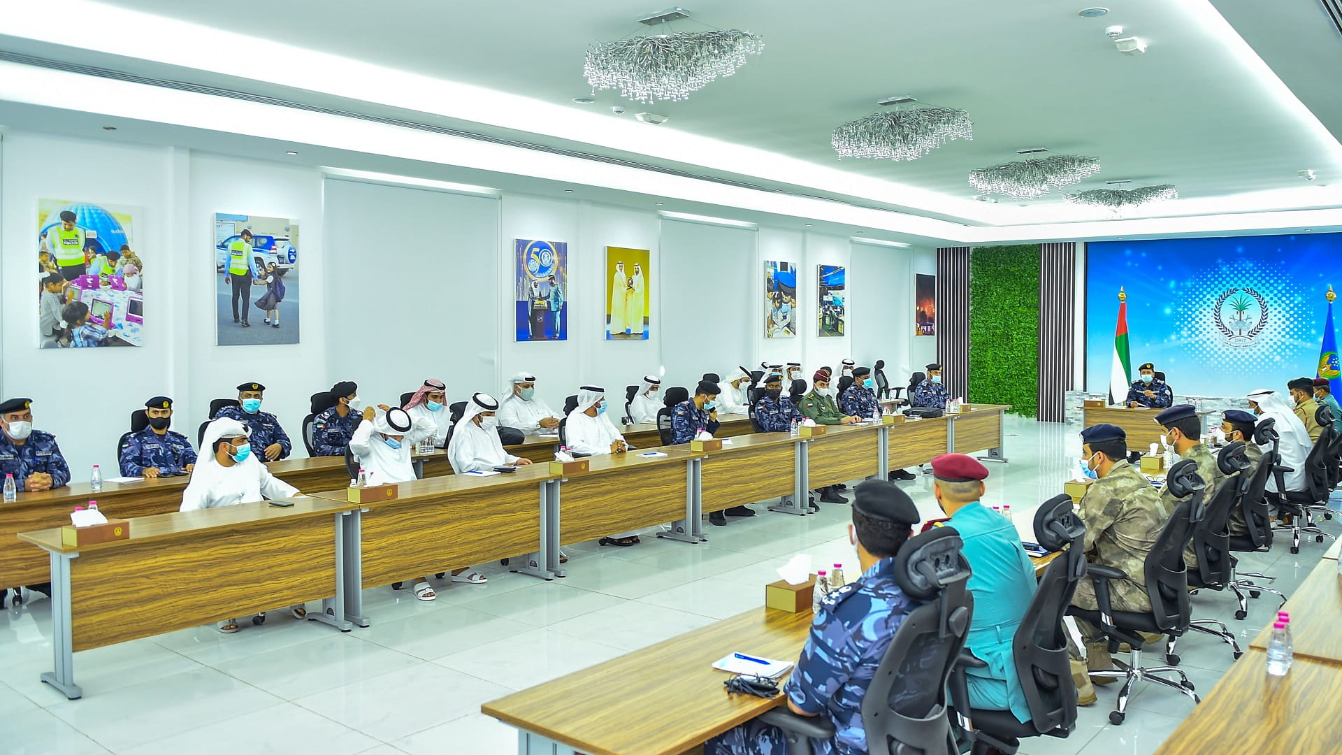 صورة بعنوان: قائد شرطة الشارقة يشهد تمرين "الحصن" بمقر نادي الضباط 