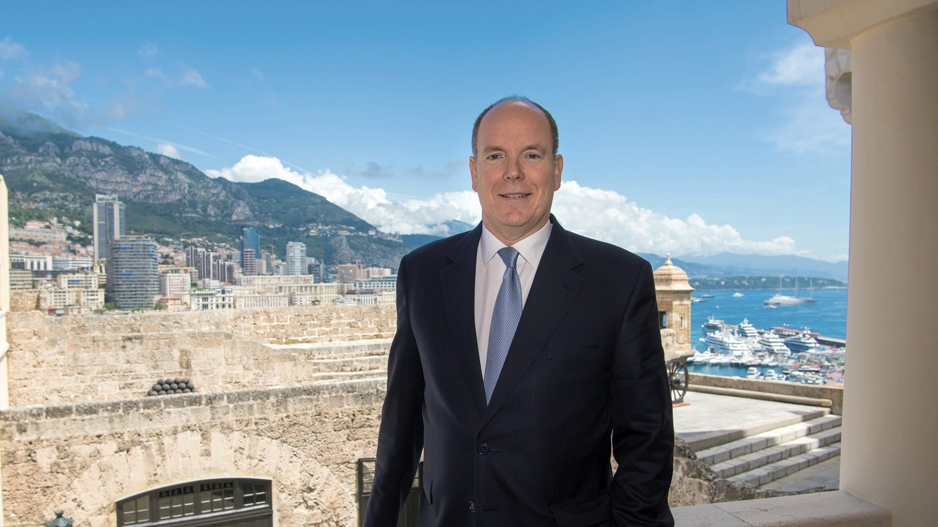 صورة بعنوان: أمير موناكو يشيد بجهود استضافة إكسبو 2020 وانطلاقته الناجحة 