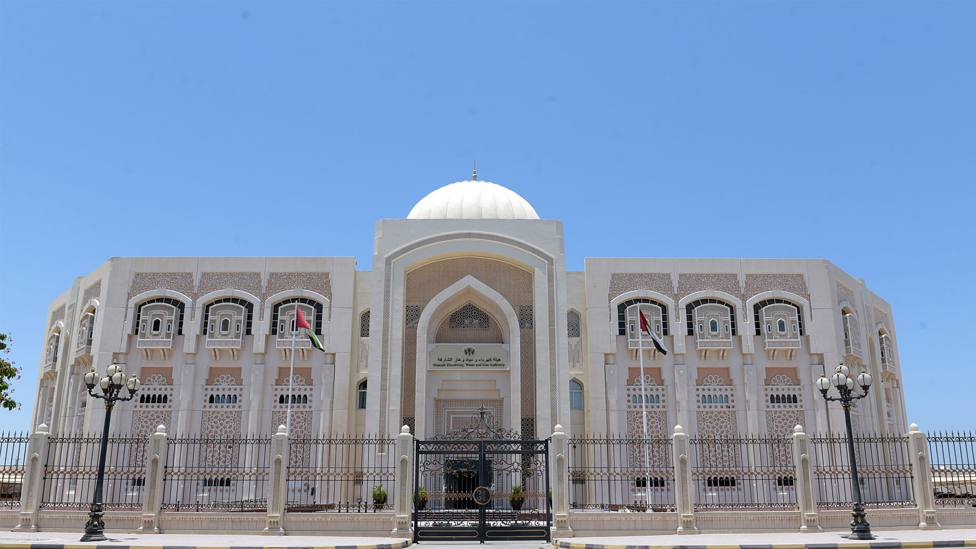 صورة بعنوان: كهرباء الشارقة تنفذ مشروع تطوير وتوسعة محطة نزوى للتخزين الجوفي 