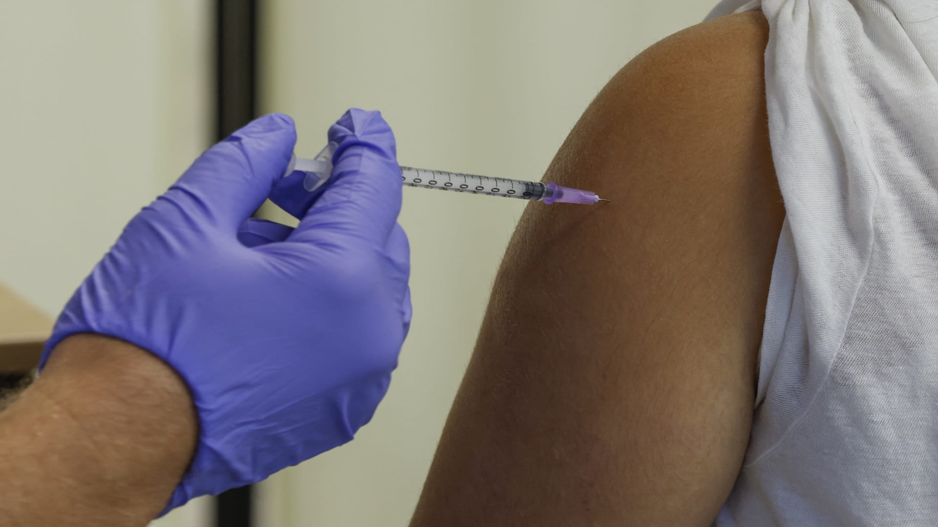 Image for the title: Germany reports 6,6164 new COVID-19 cases 