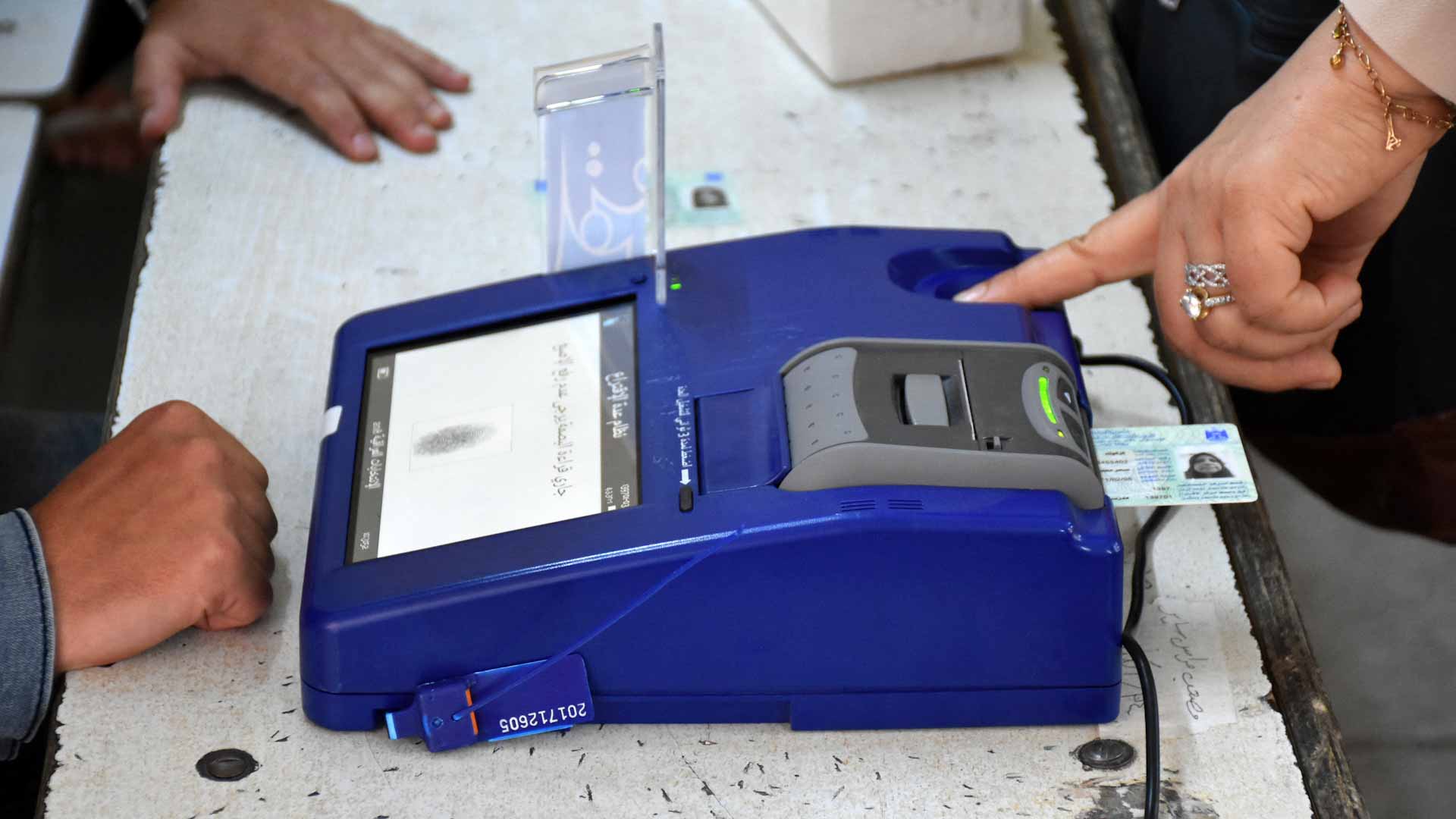 Image for the title: Iraqis to elect new parliament amid deep crisis, apathy 