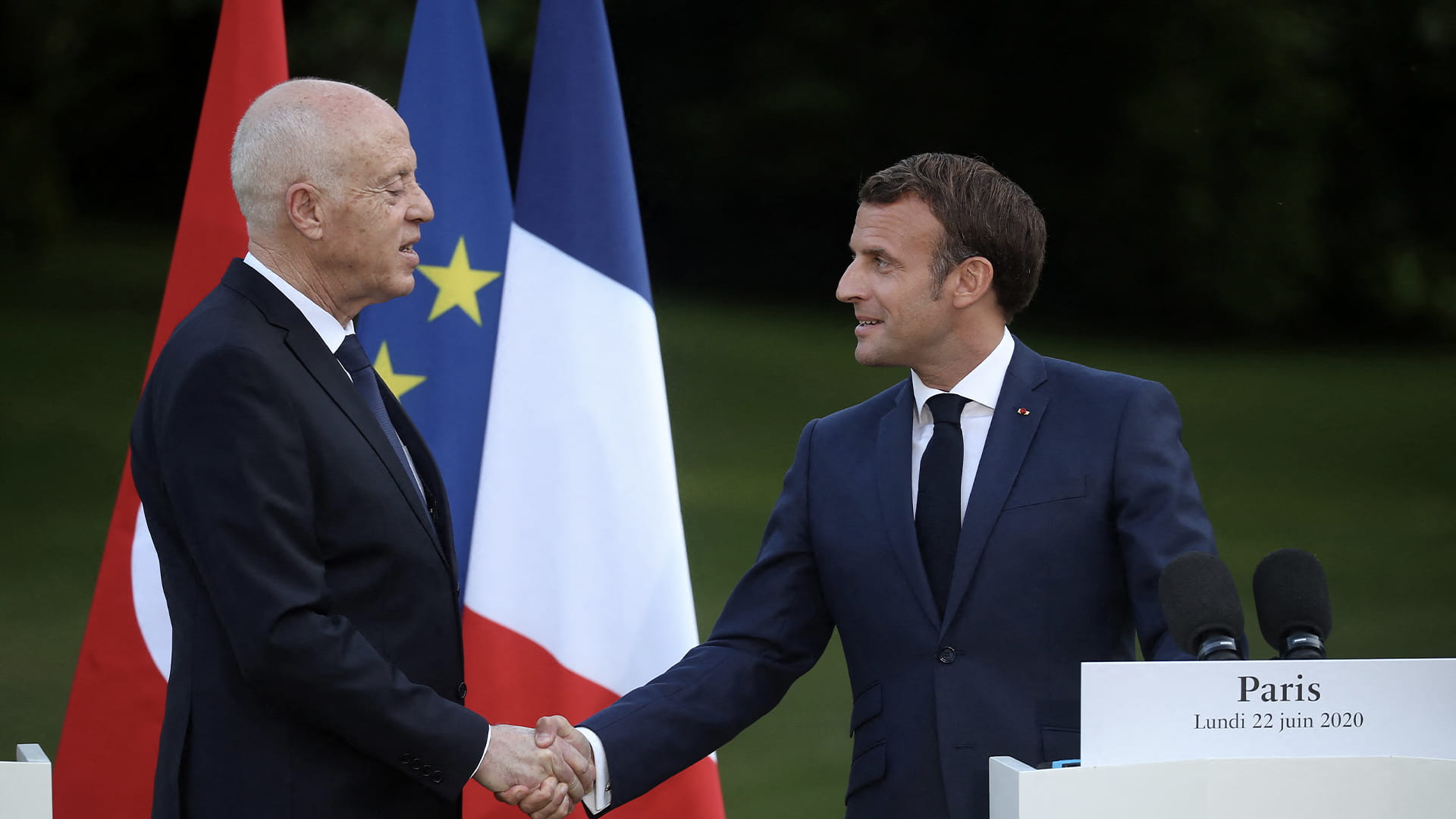 صورة بعنوان: ماكرون يبحث مع الرئيس سعيد الوضع في تونس 