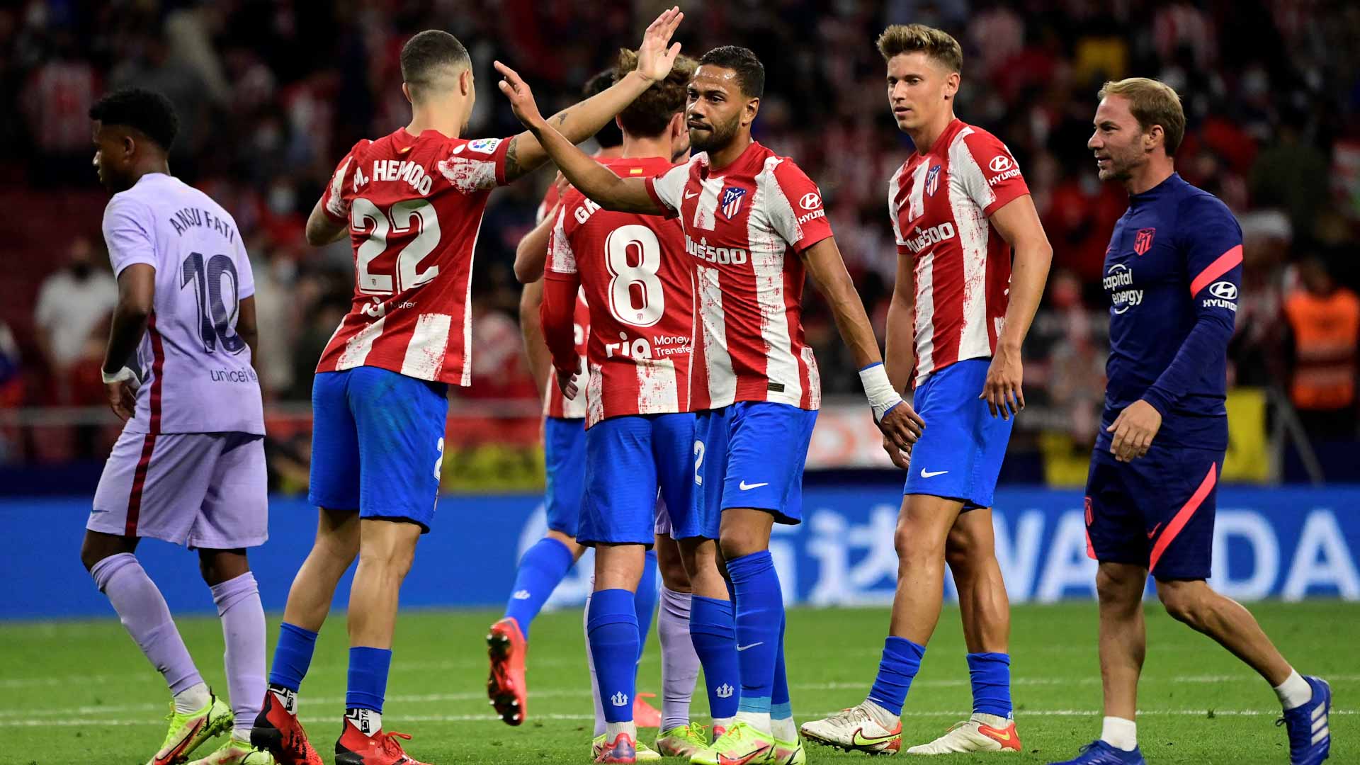 صورة بعنوان: برشلونة يسقط أمام أتلتيكو مدريد في الدوري الإسباني لكرة القدم  