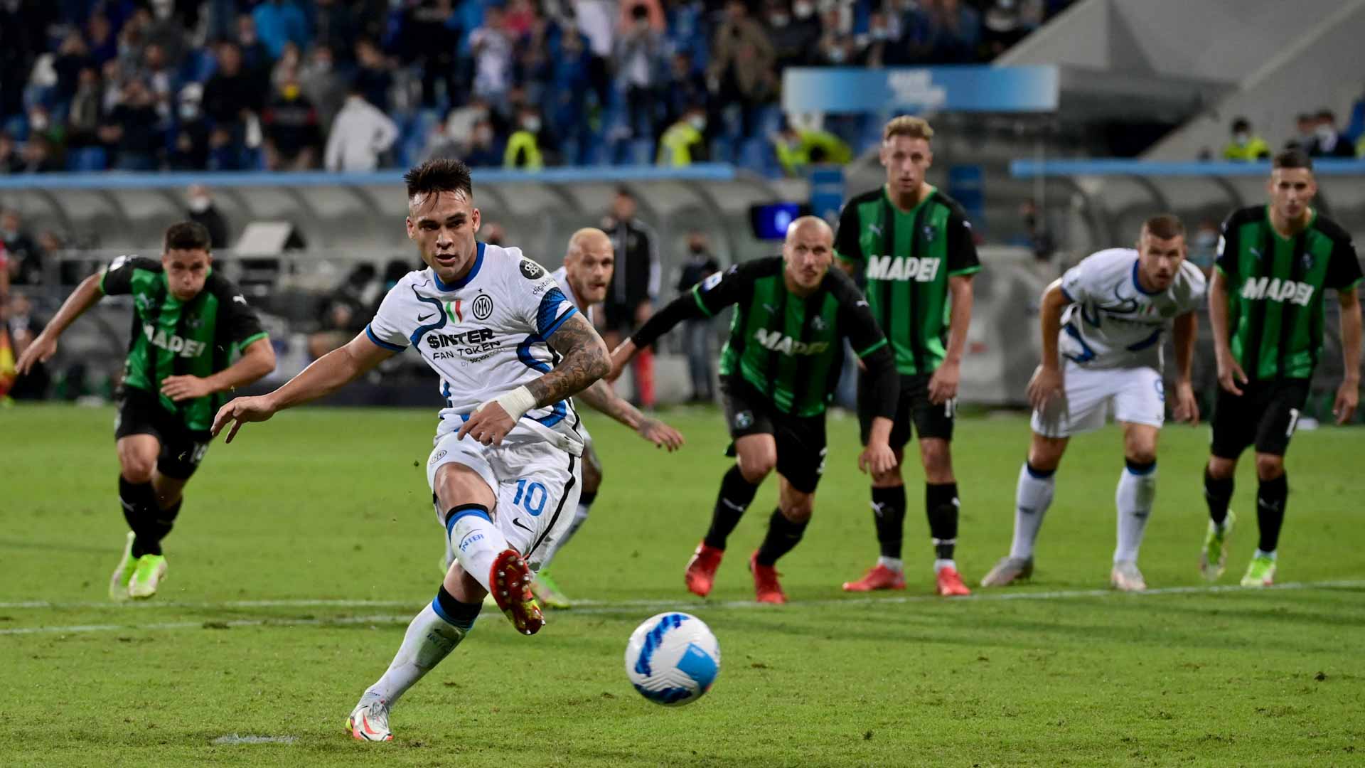 صورة بعنوان: إنتر ميلان يتخطى ساسولو بصعوبة في الدوري الإيطالي  