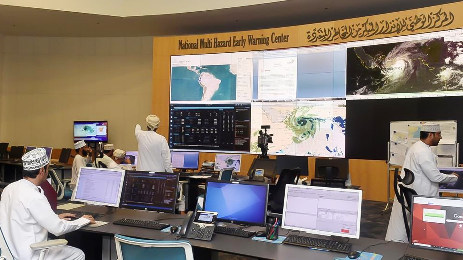 صورة بعنوان: مركز إعصار "شاهين" المداري يبعد 60 كم شمال شرق محافظة مسقط بعُمان 