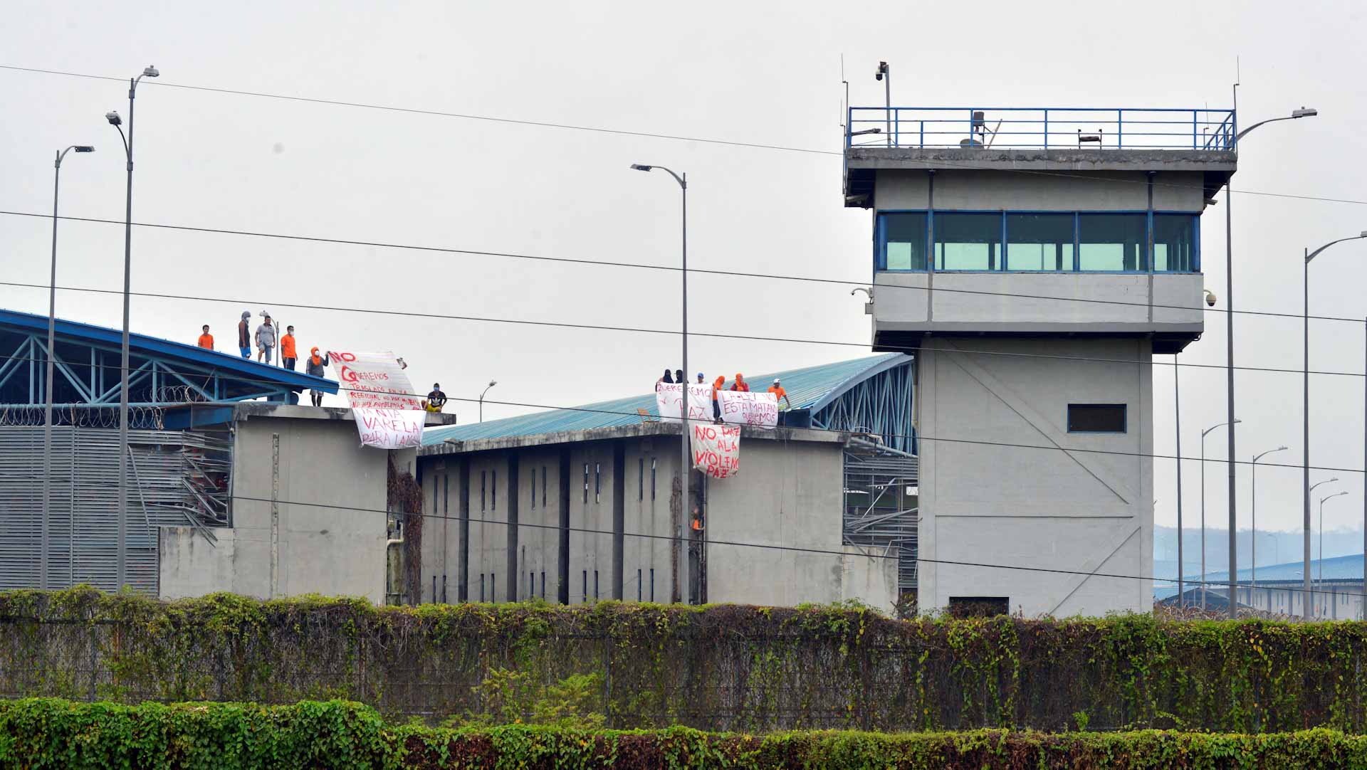 Image for the title: Ecuador's govt says prisons under police, military control 