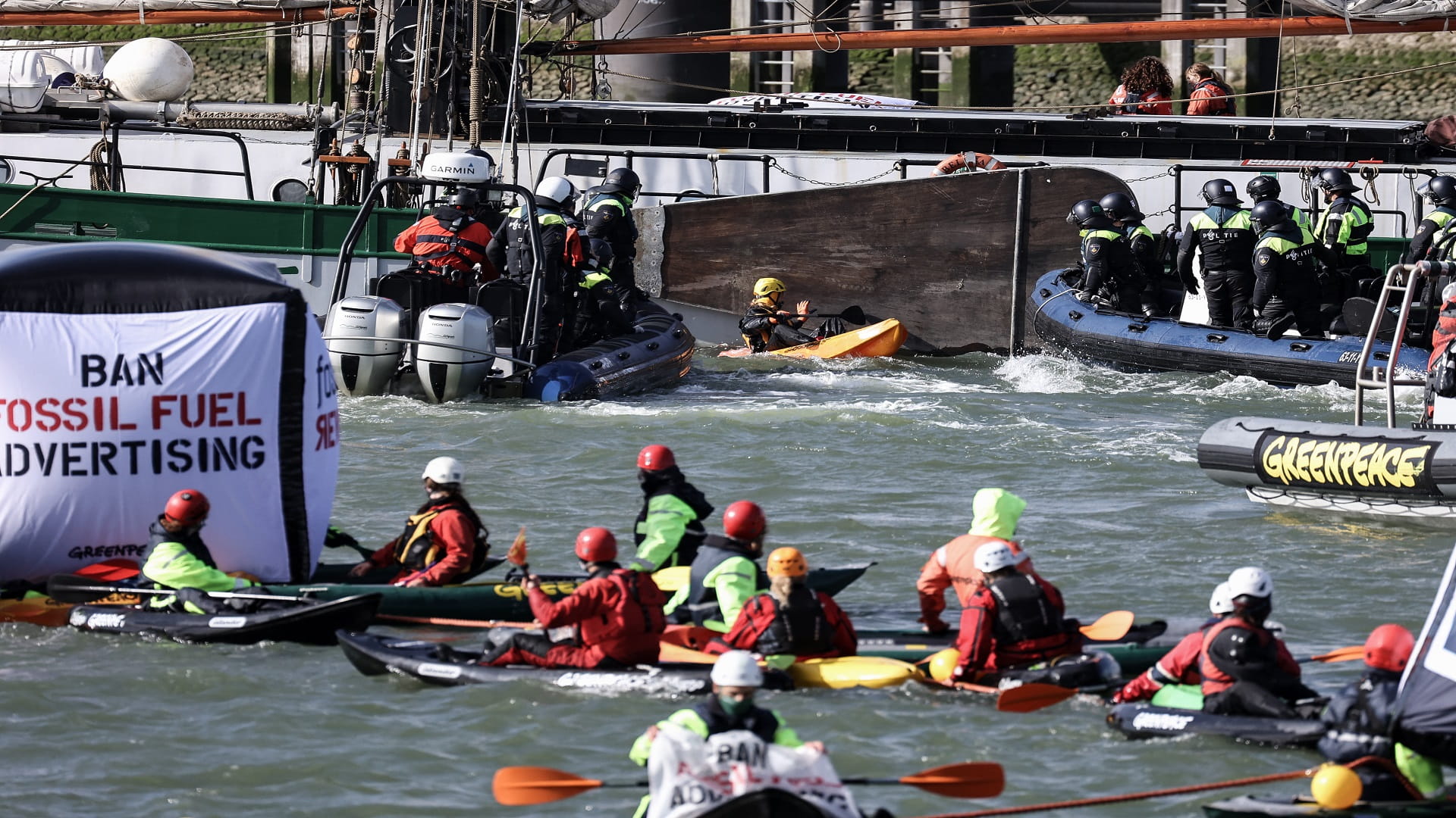 Image for the title: Greenpeace blocks Shell refinery in Rotterdam, calls for ad ban 