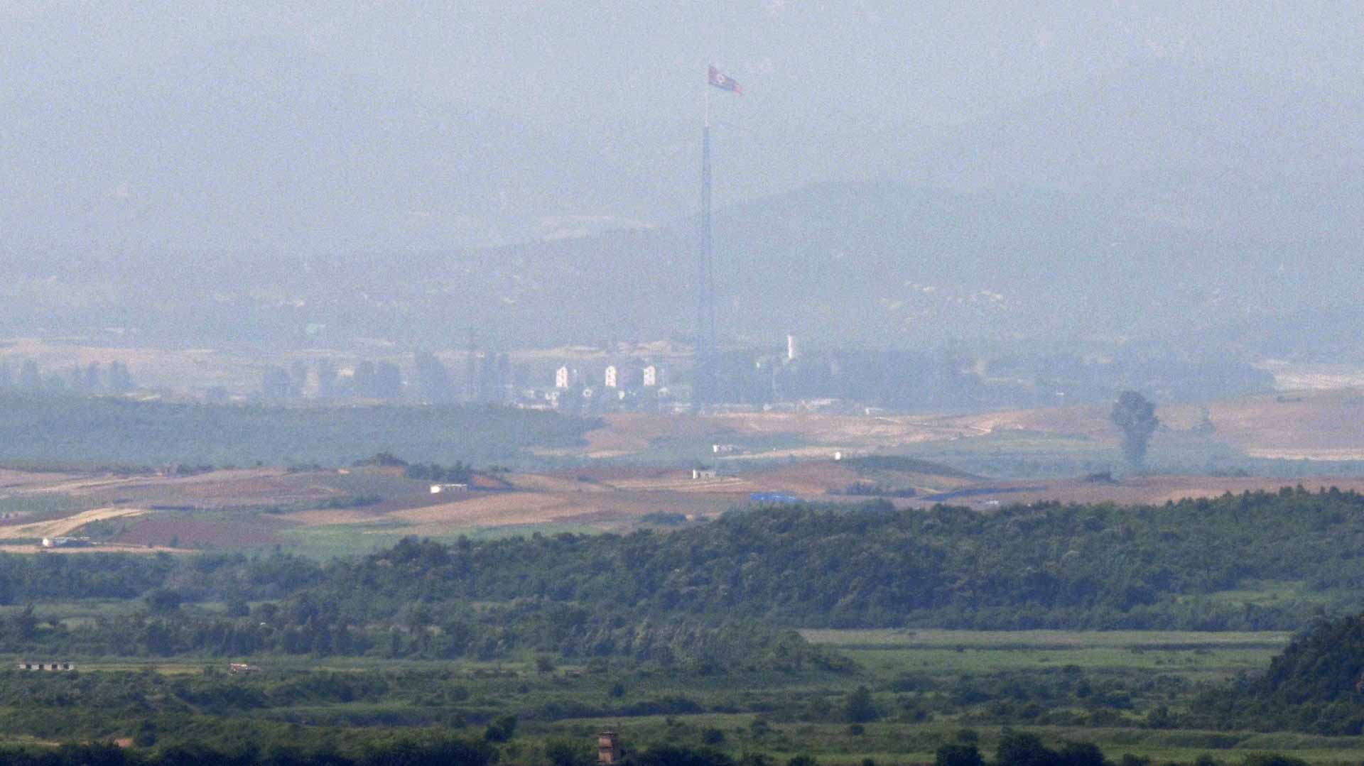 Image for the title: North and South Korea restore cross-border hotline 