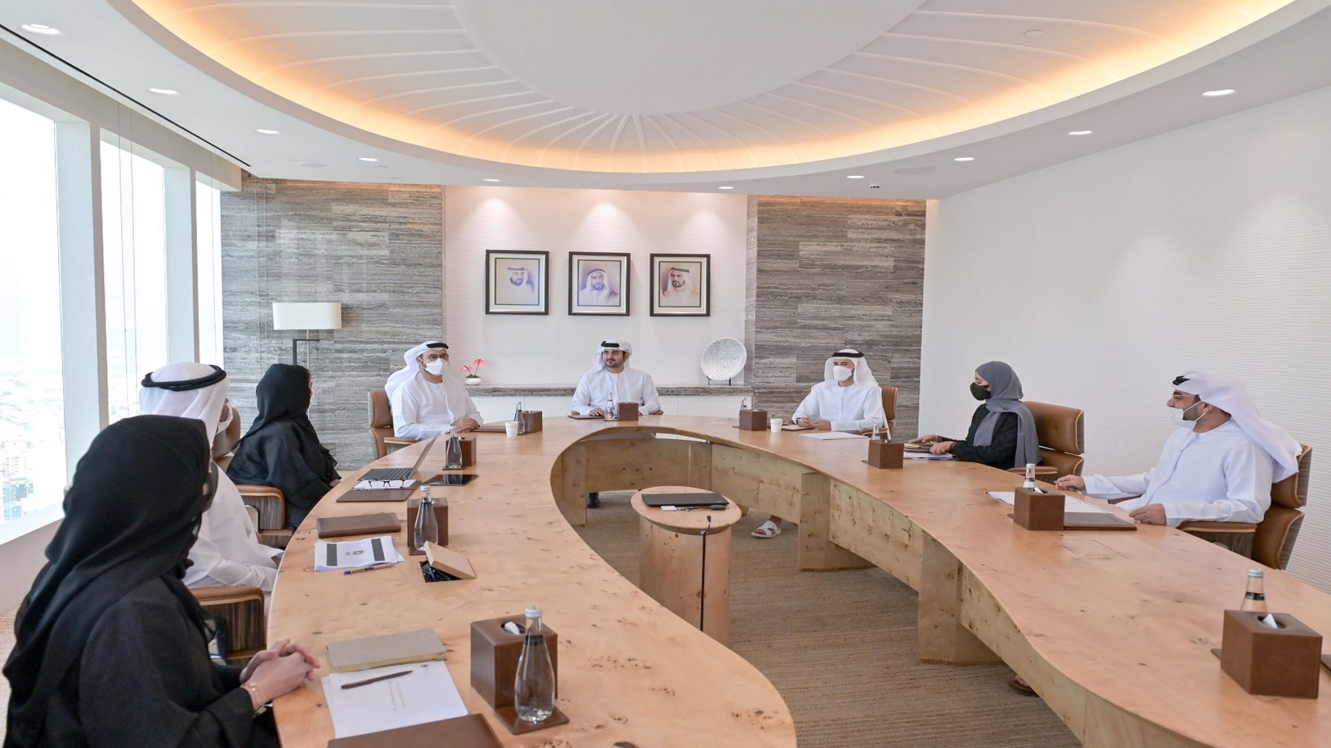 صورة بعنوان: مكتوم بن محمد يستعرض استراتيجيات حكومة الإمارات 