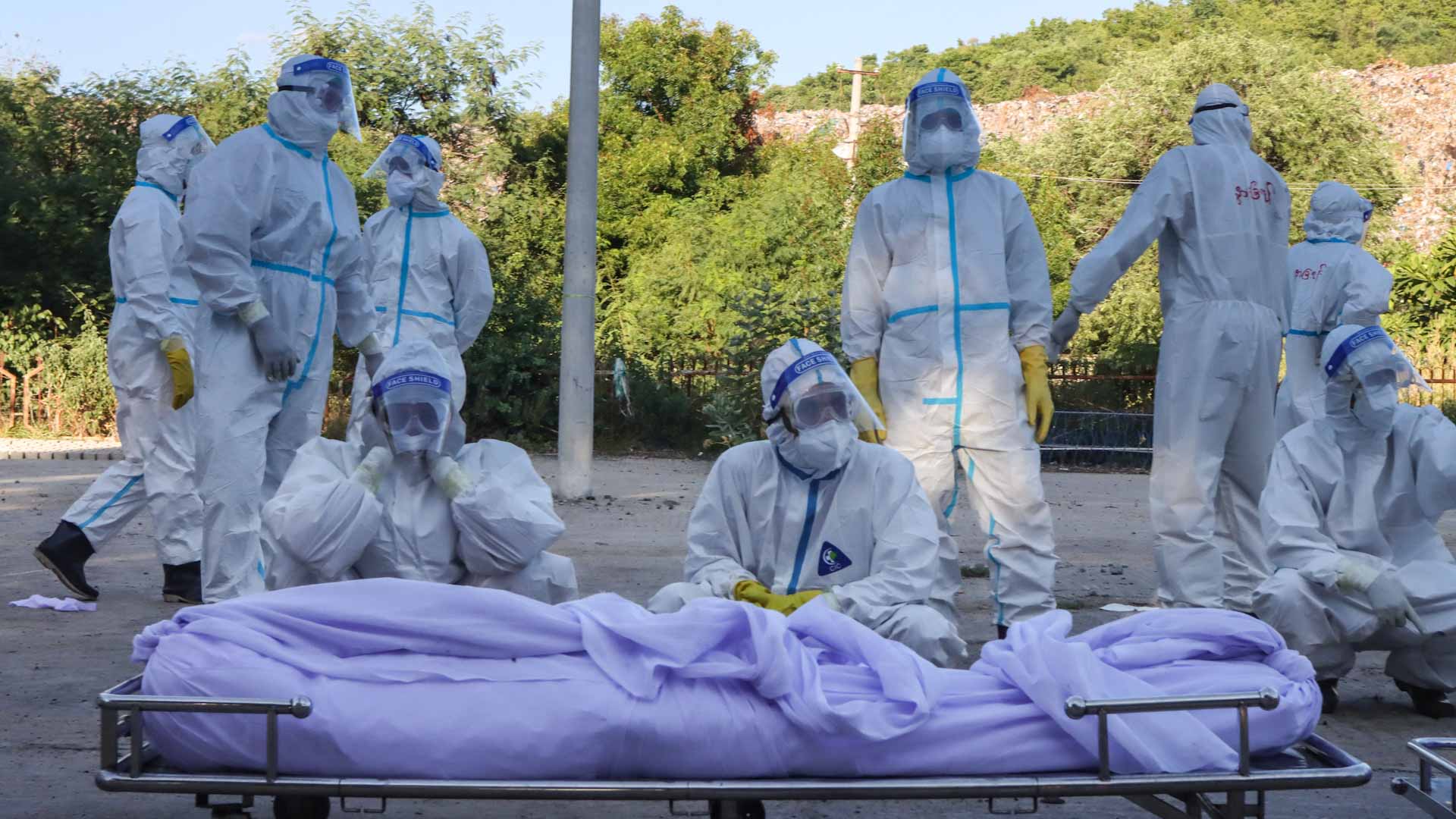 Image for the title: Lowest global coronavirus death toll for 11 months 