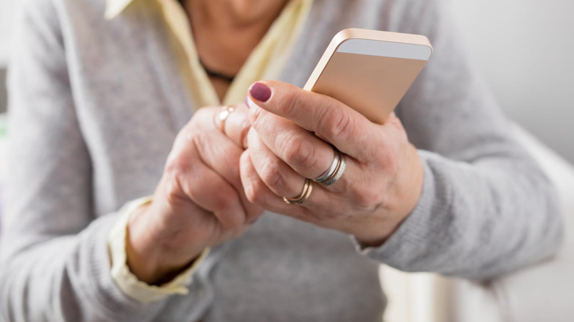 صورة بعنوان: تعزيز التقنية في حياة الآباء والأمهات من كبار السن 