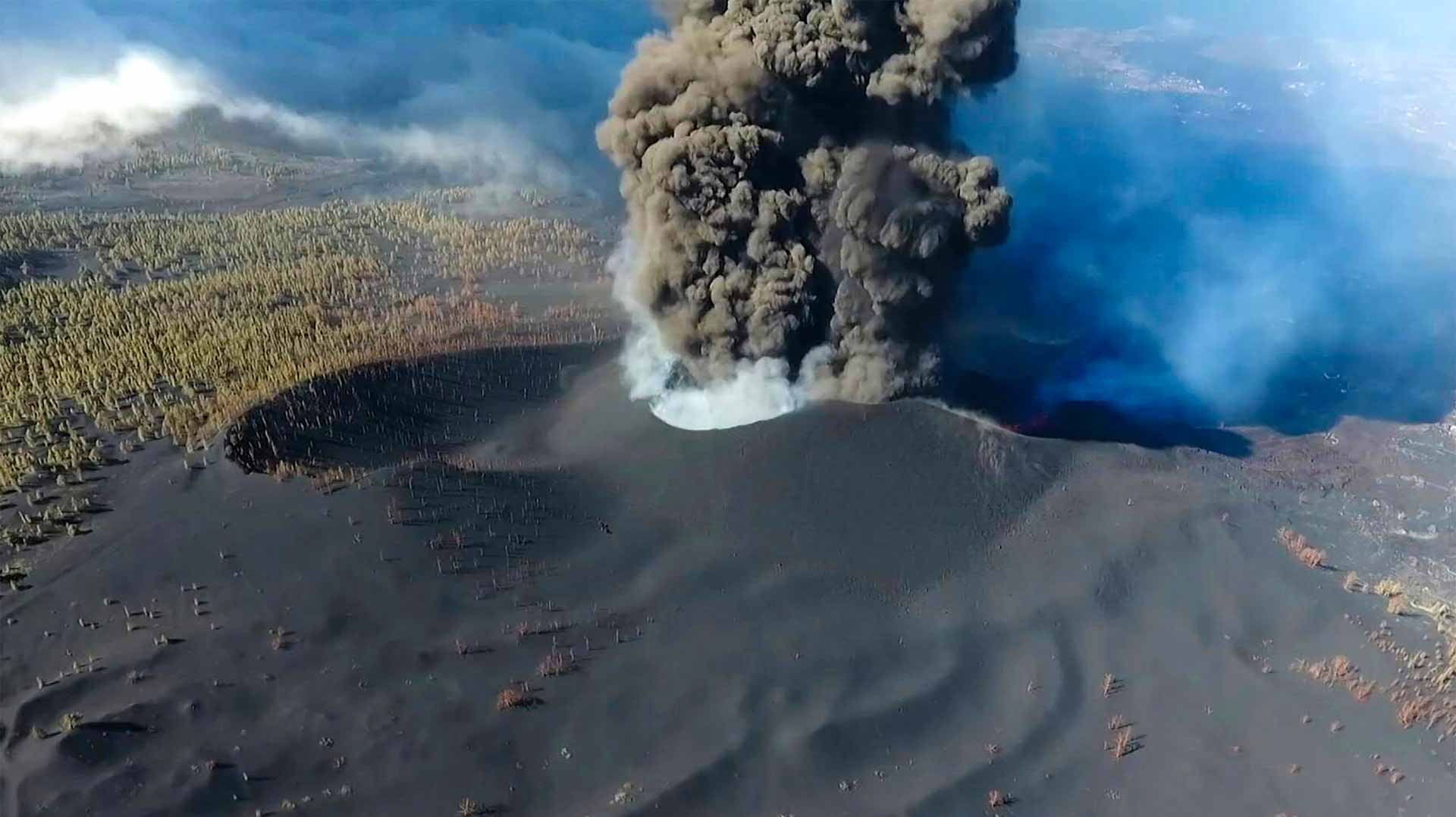 Image for the title: Airport shut in Spain's La Palma due to volcano ash 