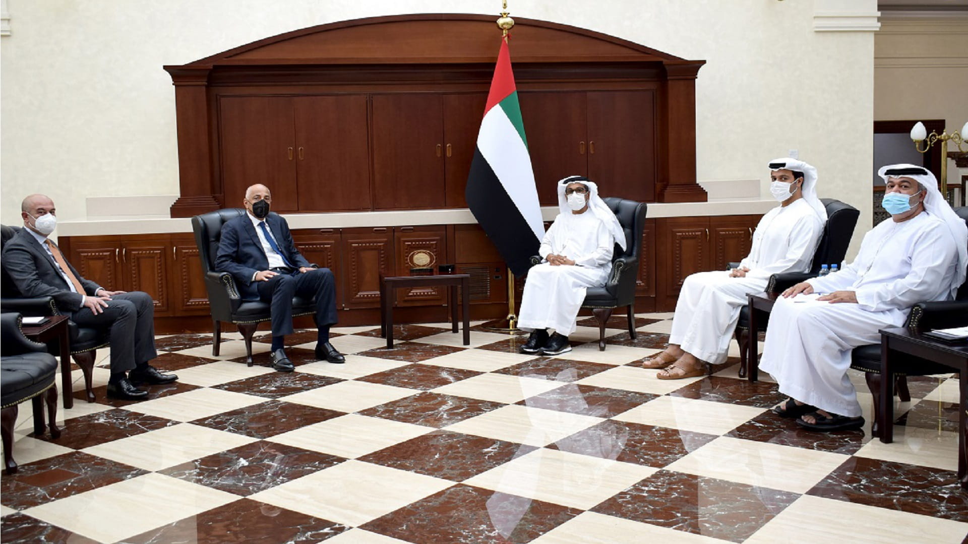 صورة بعنوان: صندوق أبوظبي للتنمية والبنك المركزي المصري يبحثان تعزيز التعاون 