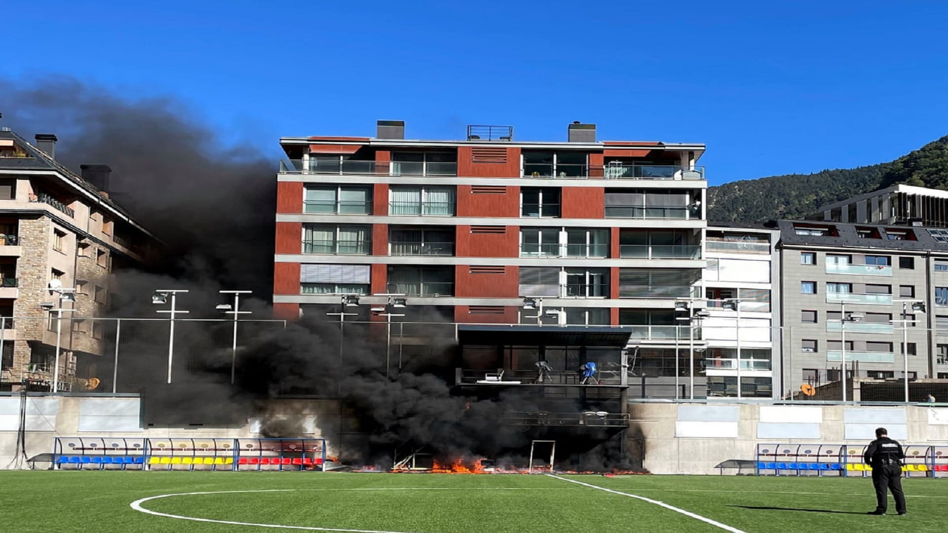 صورة بعنوان: ملعب أندورا الوطني يتعرض لحريق قبل المباراة أمام المنتخب الإنجليزي 