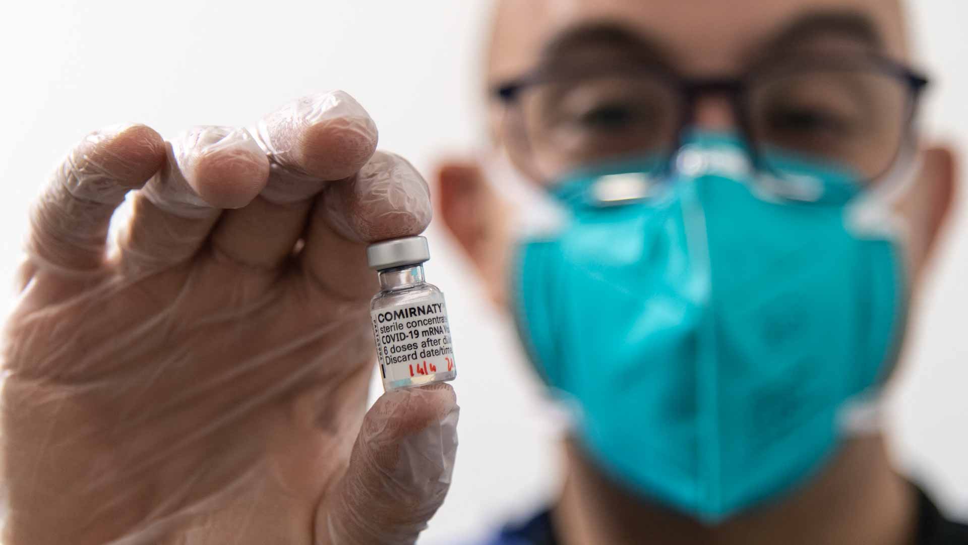 Image for the title: Italy hits target of fully vaccinating 80% of people over-12s 