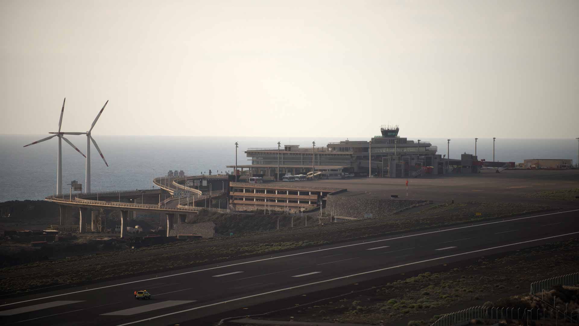 Image for the title: Volcano island flights resume after ash closed airport 