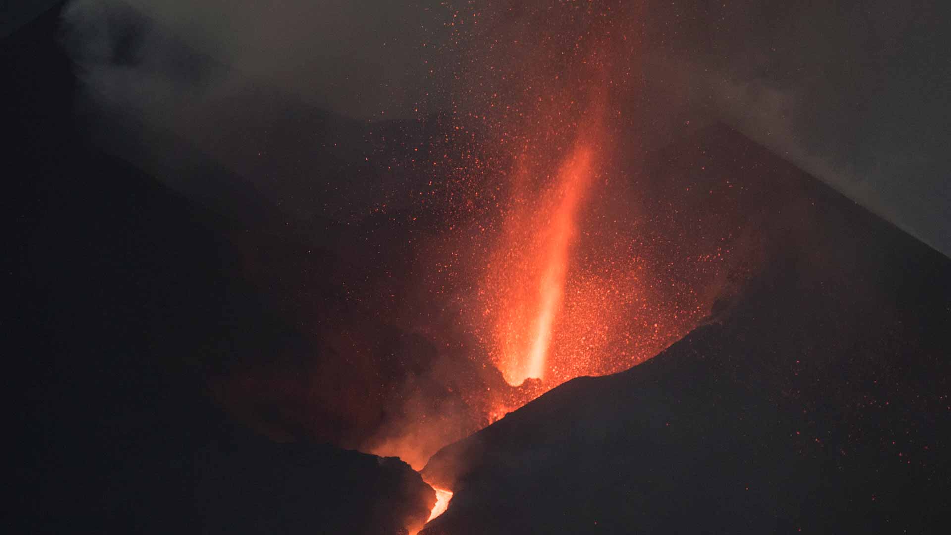 Image for the title: Lava blocks the size of buildings falling from La Palma volcano 