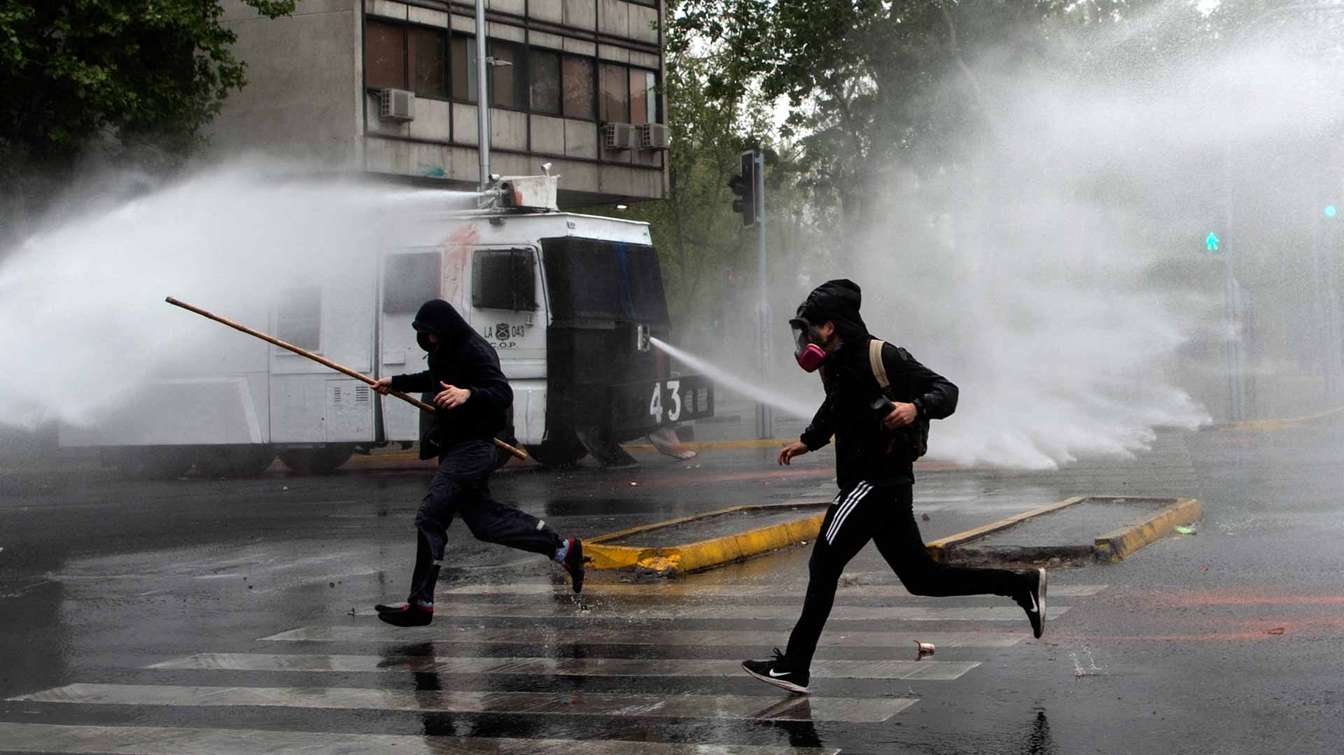 صورة بعنوان: مقتل امرأة وجرح 17 شخصاً خلال مواجهات بين شرطة ومتظاهرين في تشيلي  