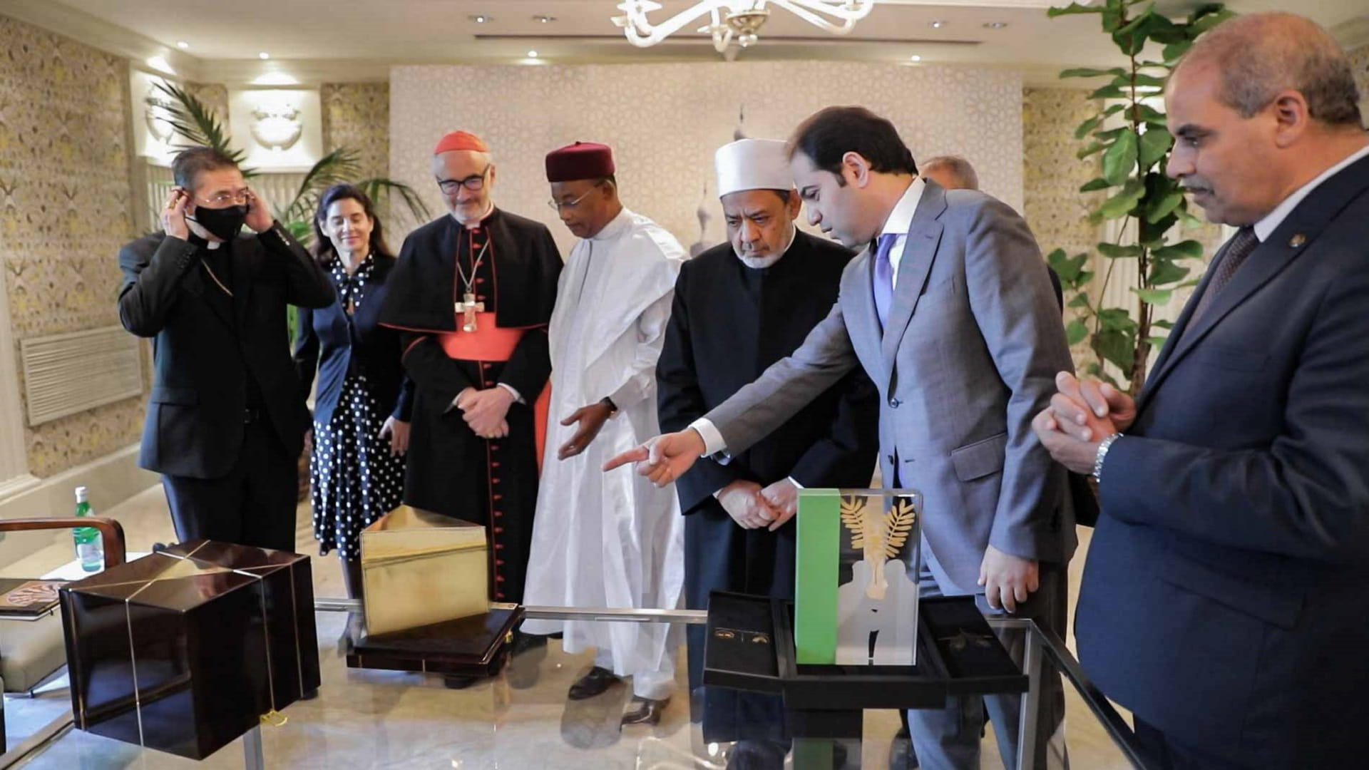 Image for the title: Grand Imam of Al-Azhar, Pope Francis receive trophies for ZAHF 