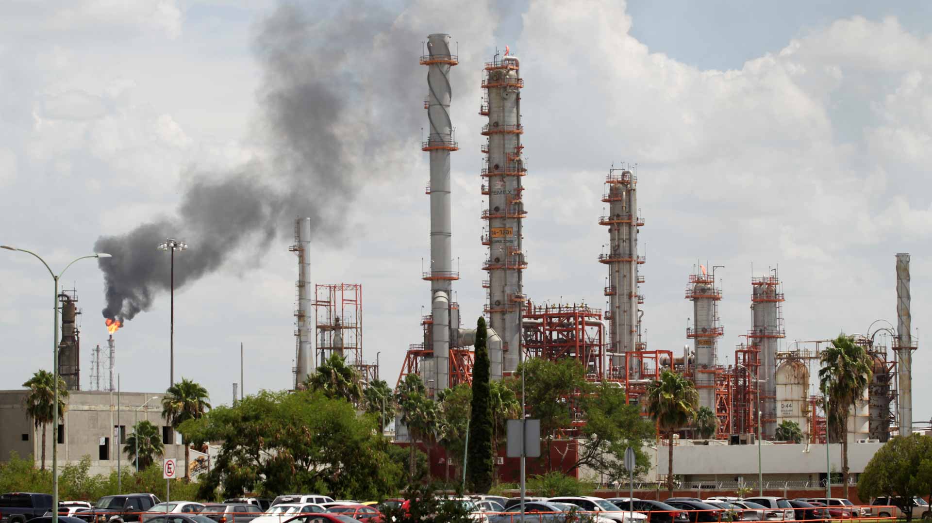 Image for the title: Oil slips, takes breather after gains driven by energy crisis 