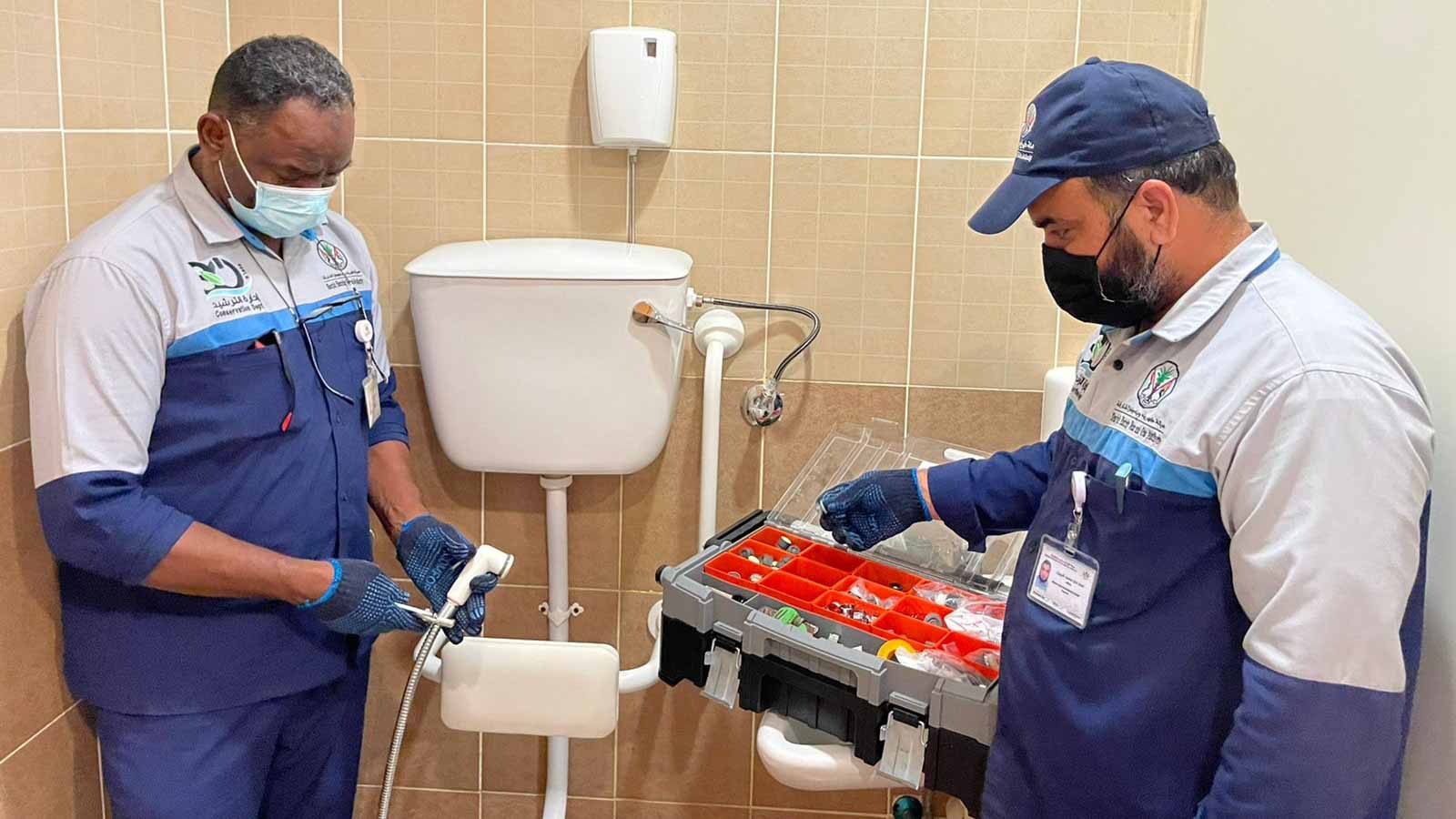 صورة بعنوان: كهرباء الشارقة تنجز تركيب قطع ترشيد المياه في مجالس ضواحي الإمارة 