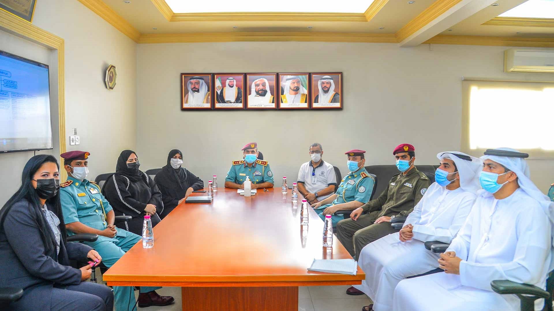 صورة بعنوان: شرطة أبوظبي تطلع نظيرتها بالشارقة على تجربة المختبرات الجنائية 