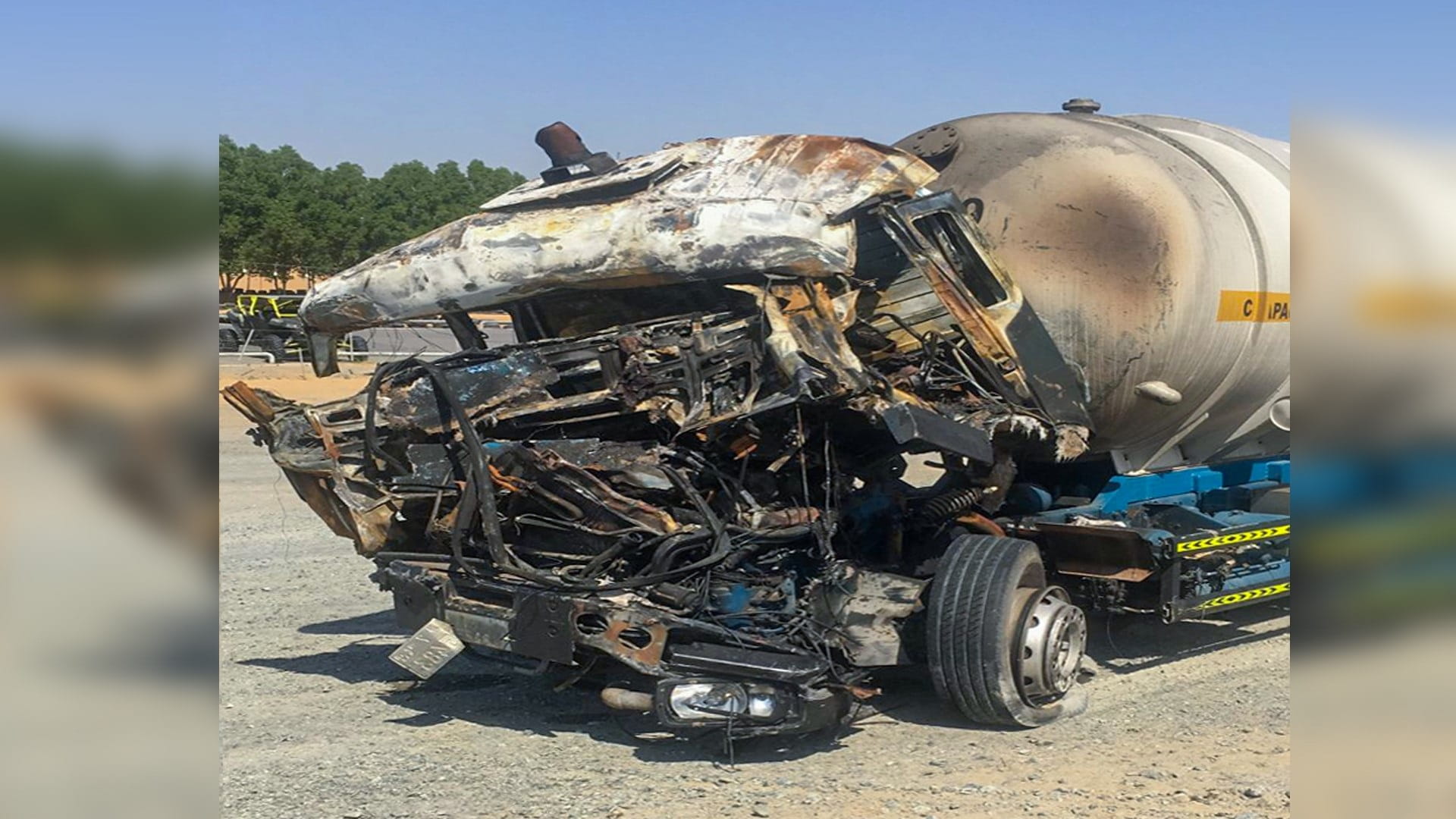 صورة بعنوان: وفاة شخصين بحادث بين 3 شاحنات بشارع الشيخ محمد بن زايد 