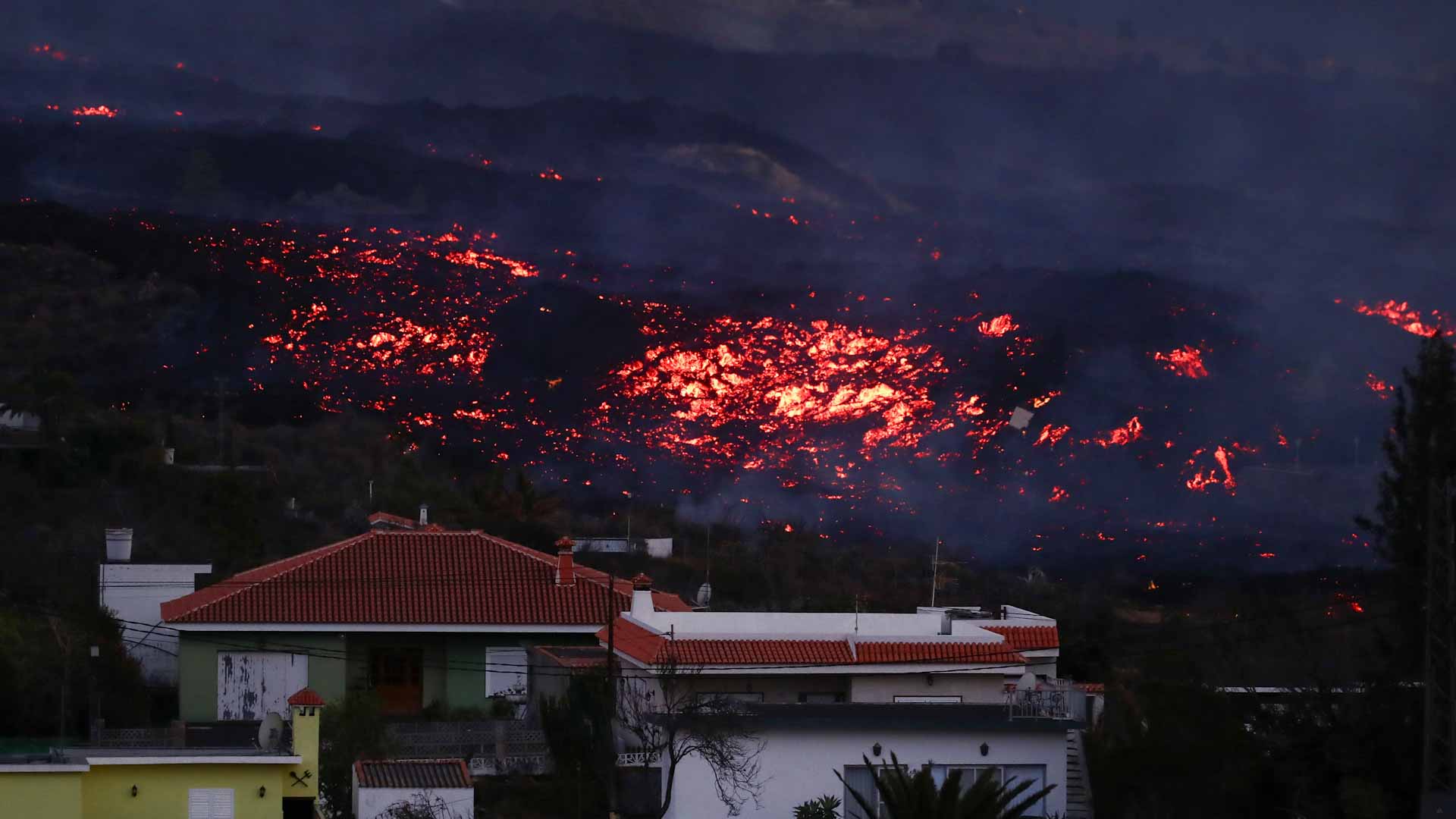 Image for the title: Volcano lava forces more evacuations in Spain's La Palma 