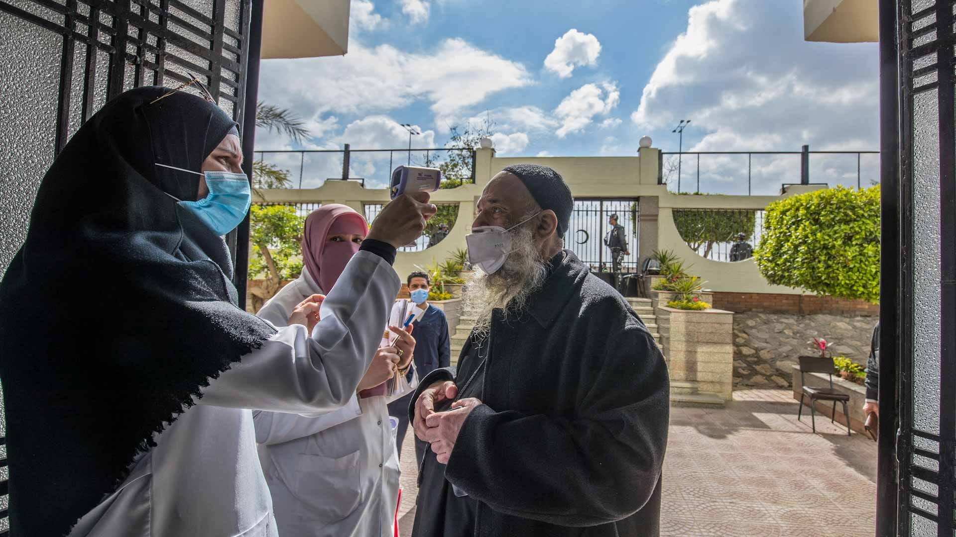 Image for the title: Egypt reports 865 new COVID-19 cases, 40 deaths 