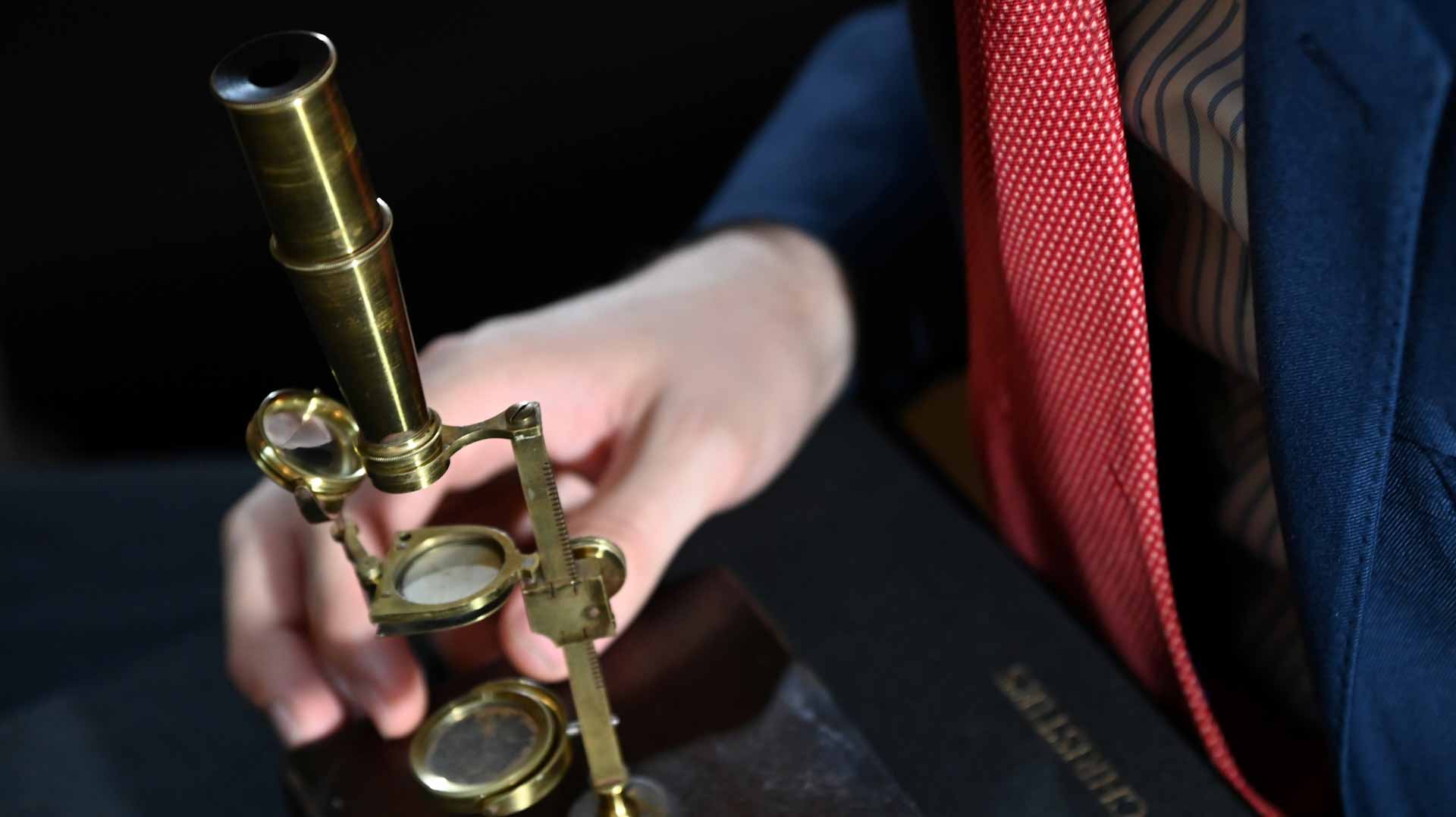 Image for the title: Darwin family microscope to be sold at auction 