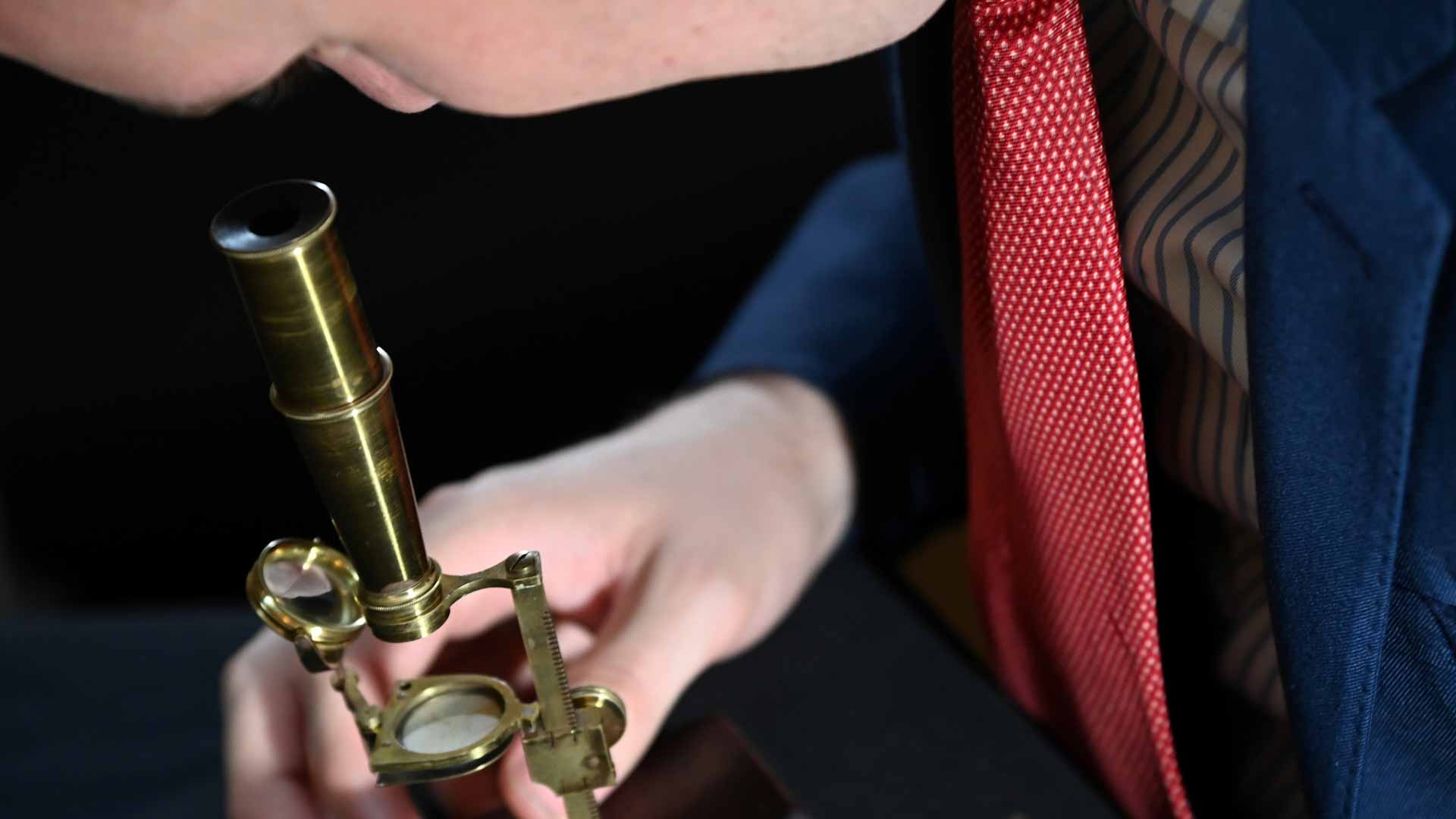 صورة بعنوان: مجهر عائلة داروين يُطرح للبيع في مزاد كريستيز 