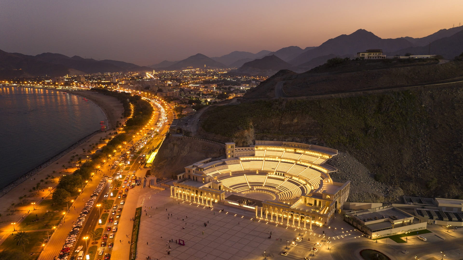 صورة بعنوان: مدرج خورفكان يستضيف حفلاً غنائياً للرويشد وأصالة في 29 أكتوبر  