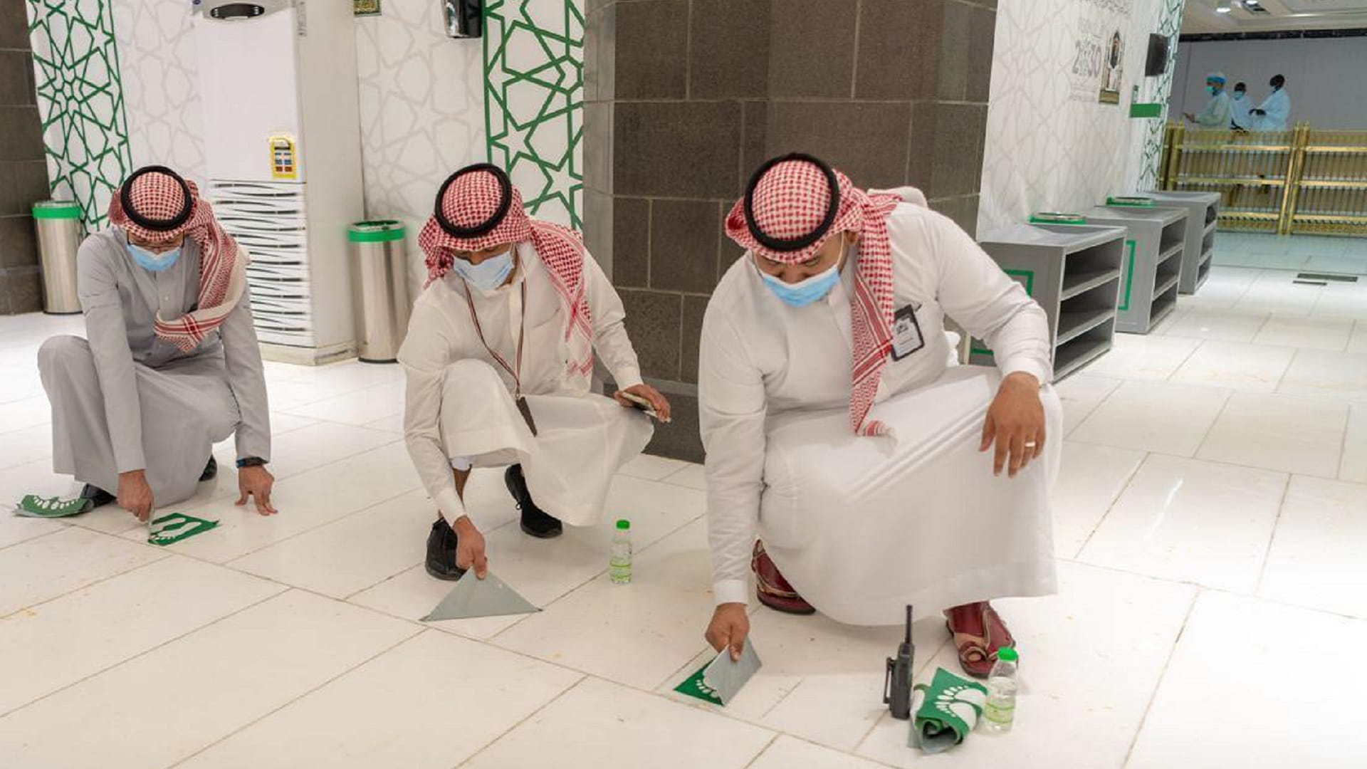 صورة بعنوان: شؤون الحرمين تزيل ملصقات التباعد الجسدي من المسجد الحرام ومرافقه 