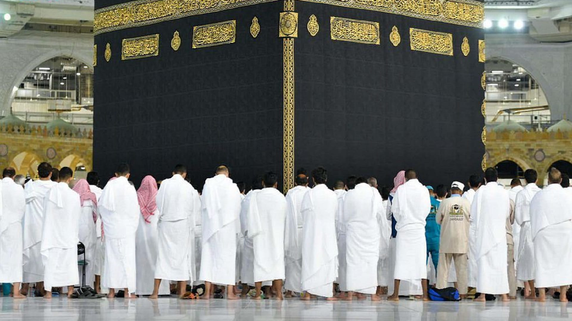 صورة بعنوان: بأجواء إيمانية.. ضيوف الرحمن يتراصون لأداء صلاة الفجر بالحرم المكي 